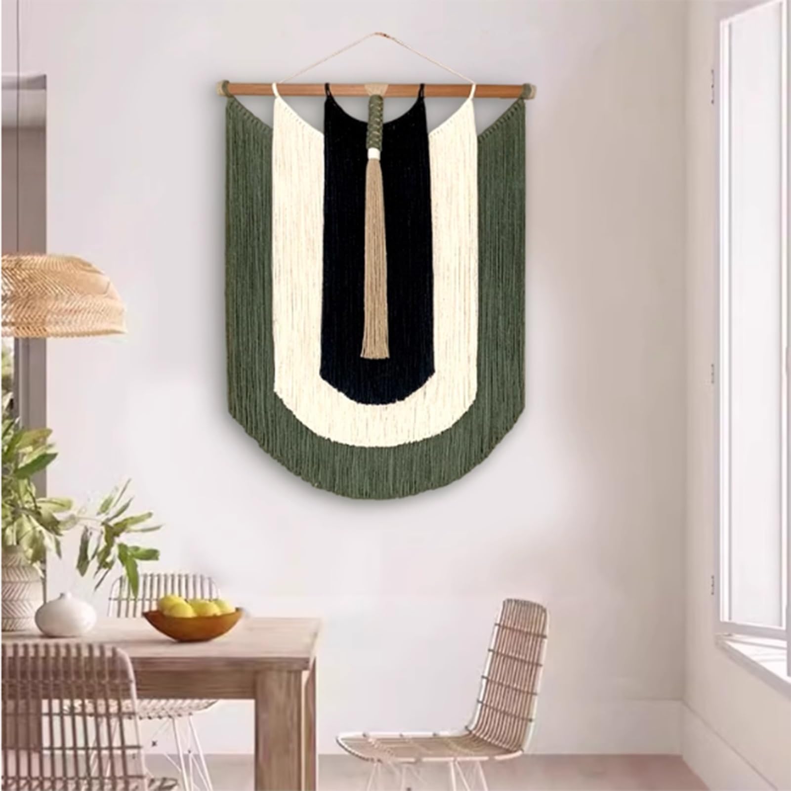 Tapices Macramé Tapiz de macramé bohemio para colgar en la pared, tejido a mano con cuerda de algodón y diseño geométrico con flecos en verde, beige y negro.