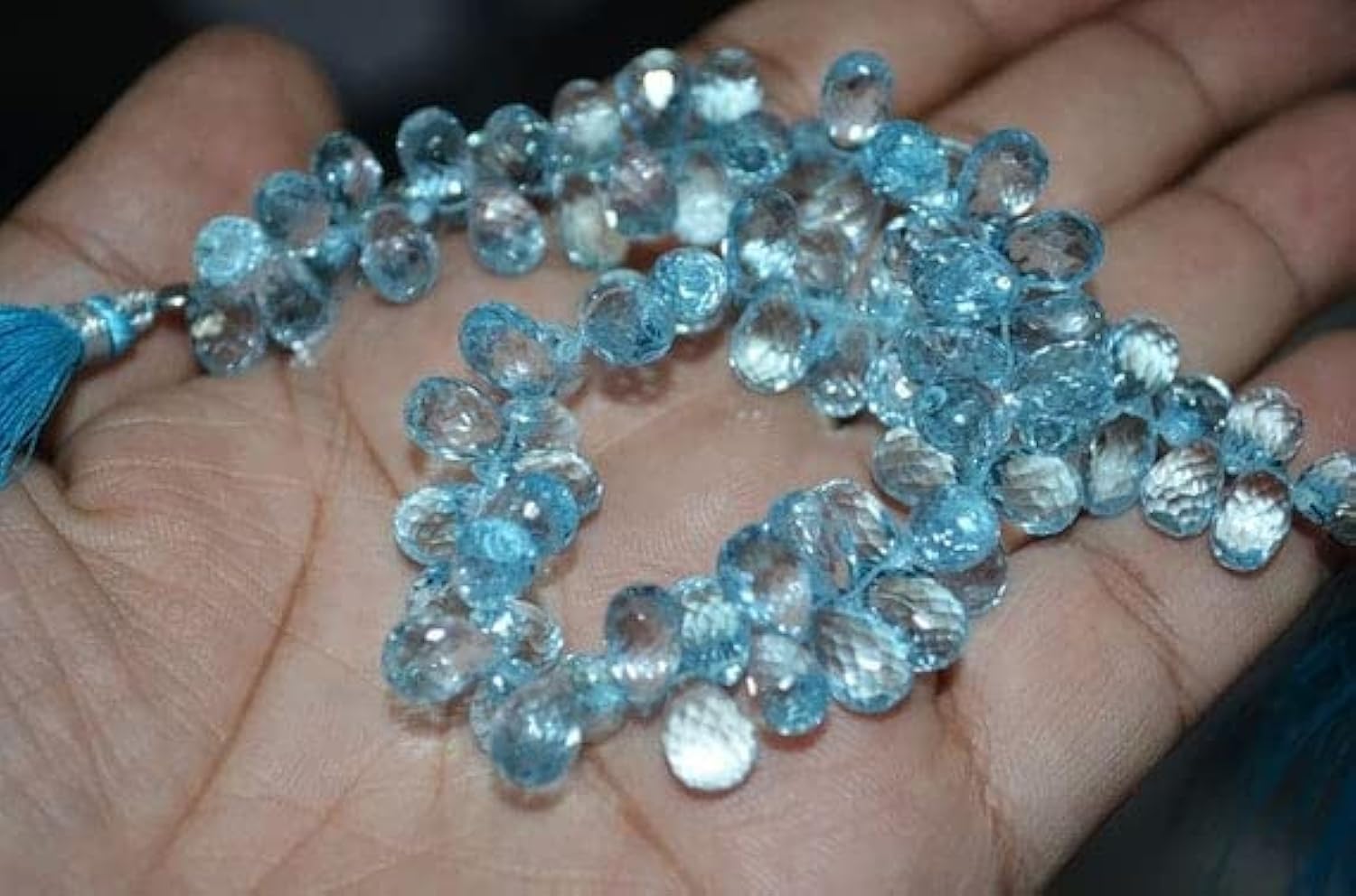 Perles bleu ciel en gouttes facettées pour vos parures d'été et colliers de mariage