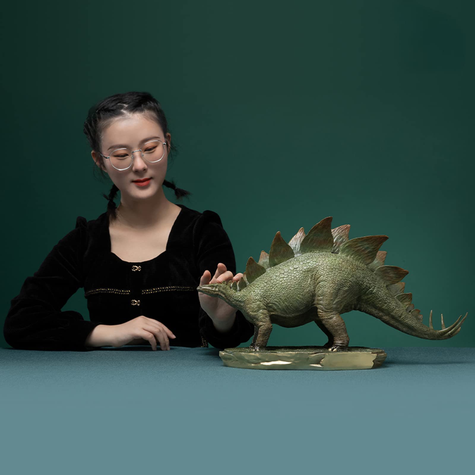 Mosiężna figurka dinozaura dekoracja stołu, jurajski posąg stegozaura, biuro gabinet dekoracyjny ornament, brązowy model zwierzęcy rzeźba dziecięcy piaskowy stół dekoracja