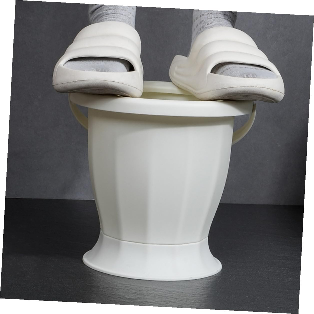 Vaso da Camera Portatile per Adulti in Plastica Coperchio 1 Pezzo | Casa e'Aperto, Riduce le Perdite, Superficie Antimacchia, Adatto a Anziani e Disabili