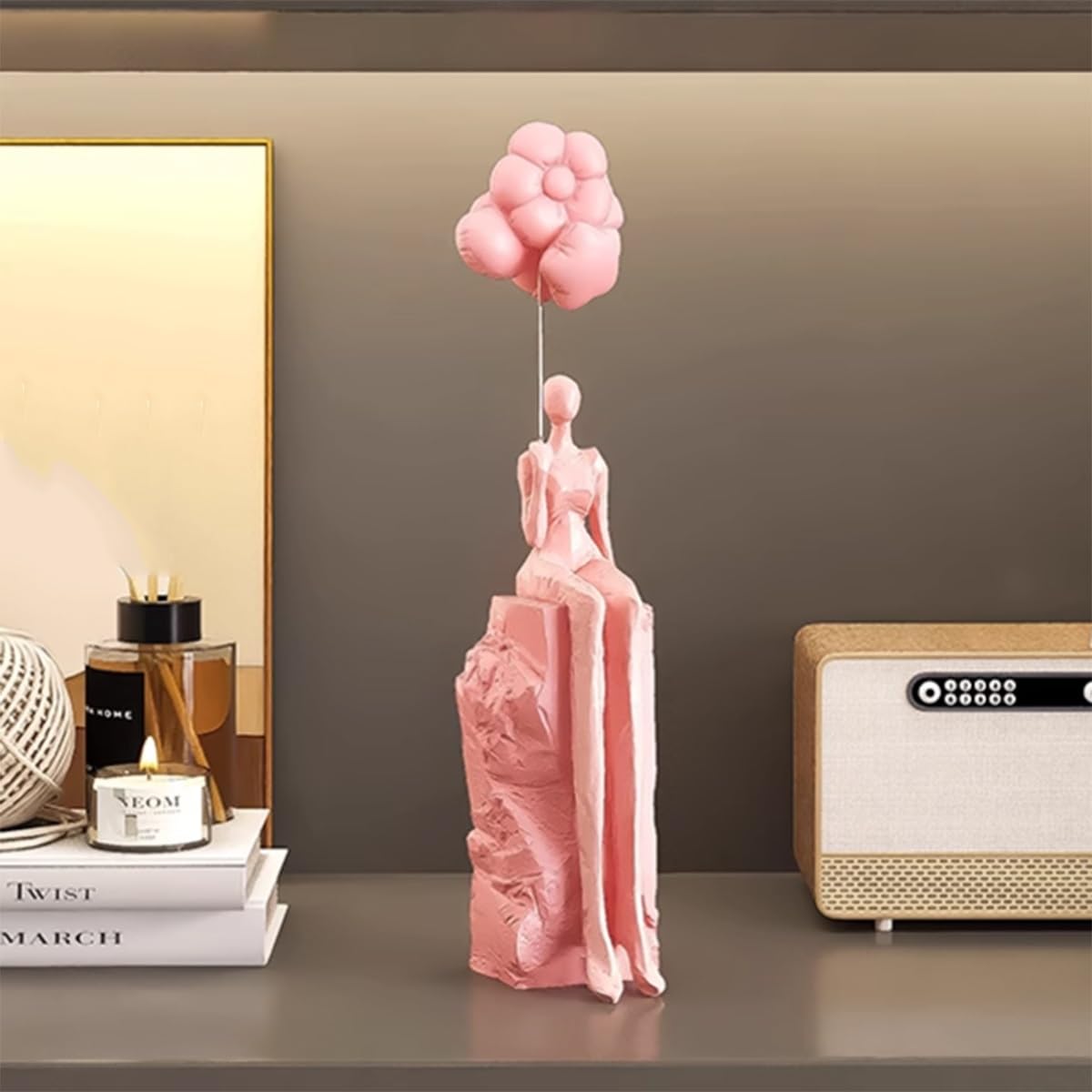 Abstrakcyjna dziewczyna trzymająca balonową rzeźbę Nowoczesna...(Pink)