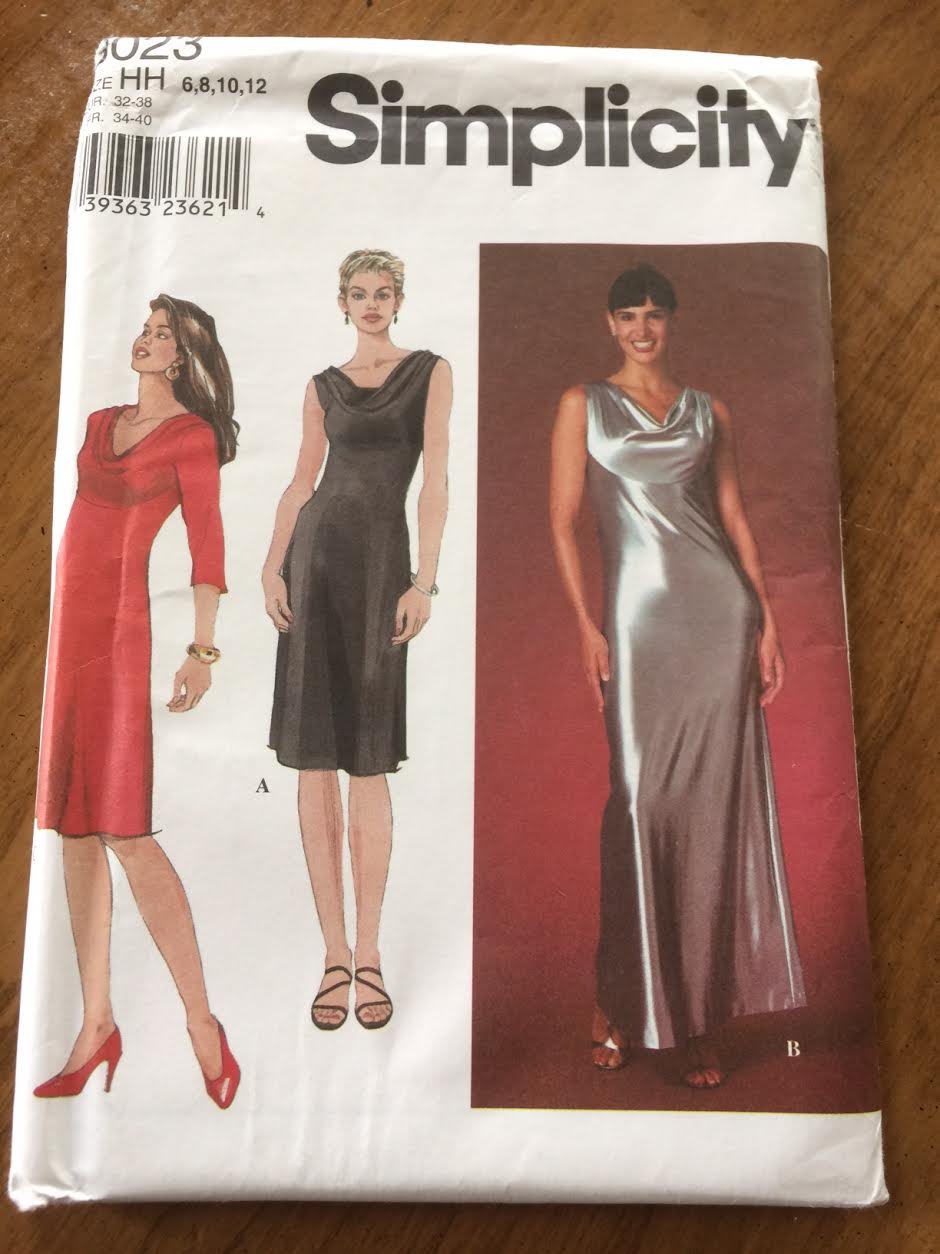 Patron de couture 9023 Simplicity pour coudre une robe en tricot de mi-saison