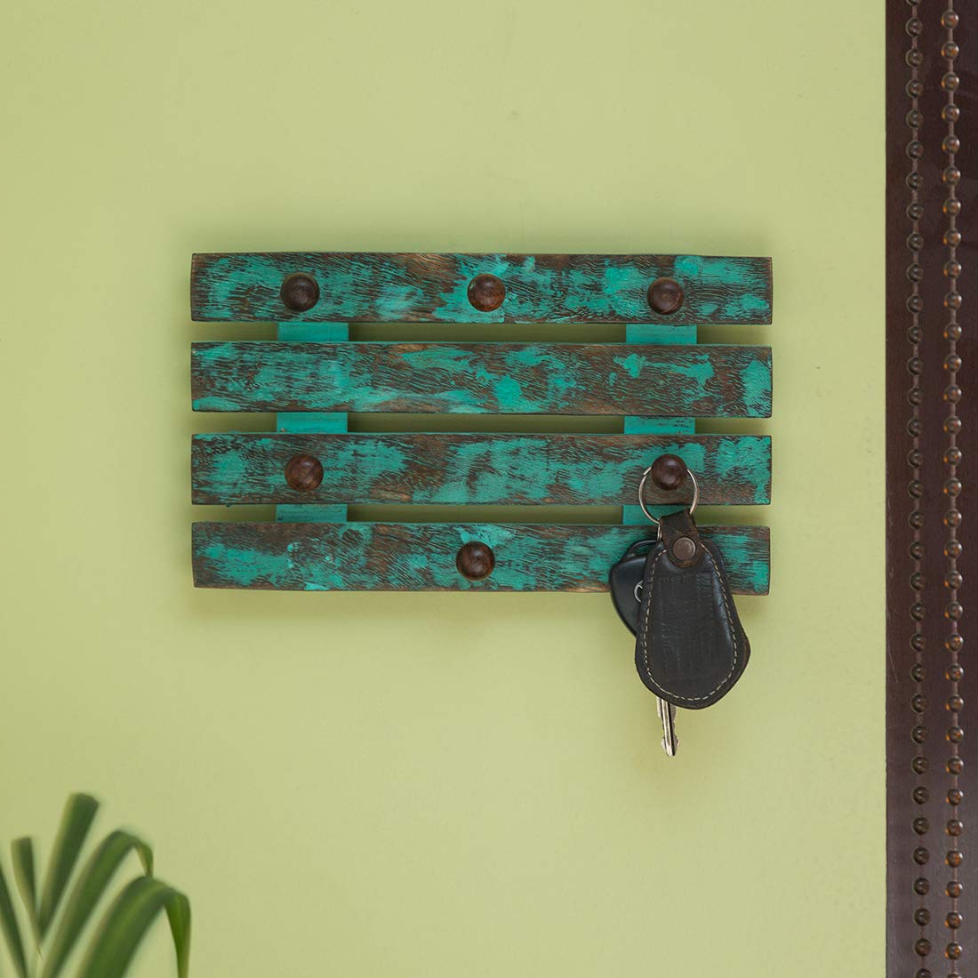 ExclusiveLane 'Keys on Teal Plank' Home Decorative Wooden Hanging Key