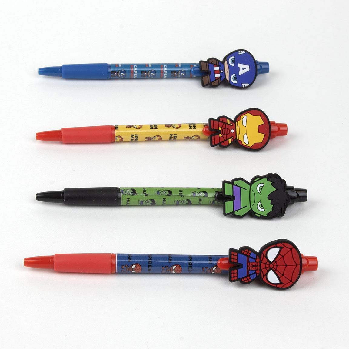 CERDÁ Lebensmomente - Pack von 4 hochwertigen Stiften The Avengers - Ein einzigartiger Geschenk für Fans - Offizielle Marvel-Lizenz