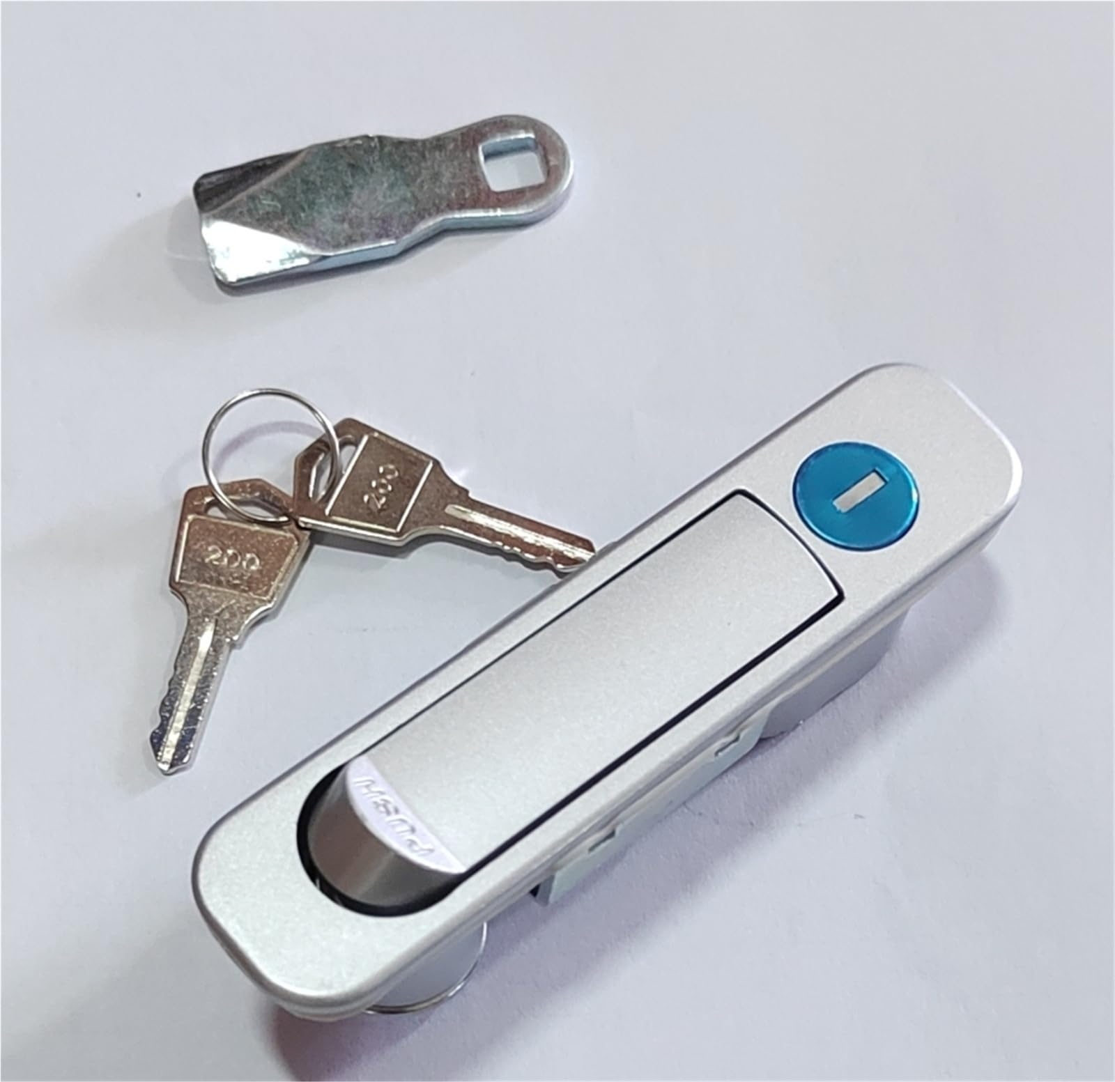 Serrure à came mécanique pour sécuriser une porte d'armoire électrique