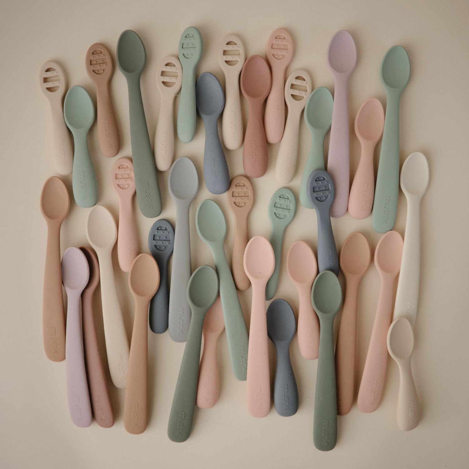 Mushie Cuillère D'apprentissage en Silicone Lot De 2 Pour Bébé Lavable au Lave-Vaisselle Natural/Shifting Sand