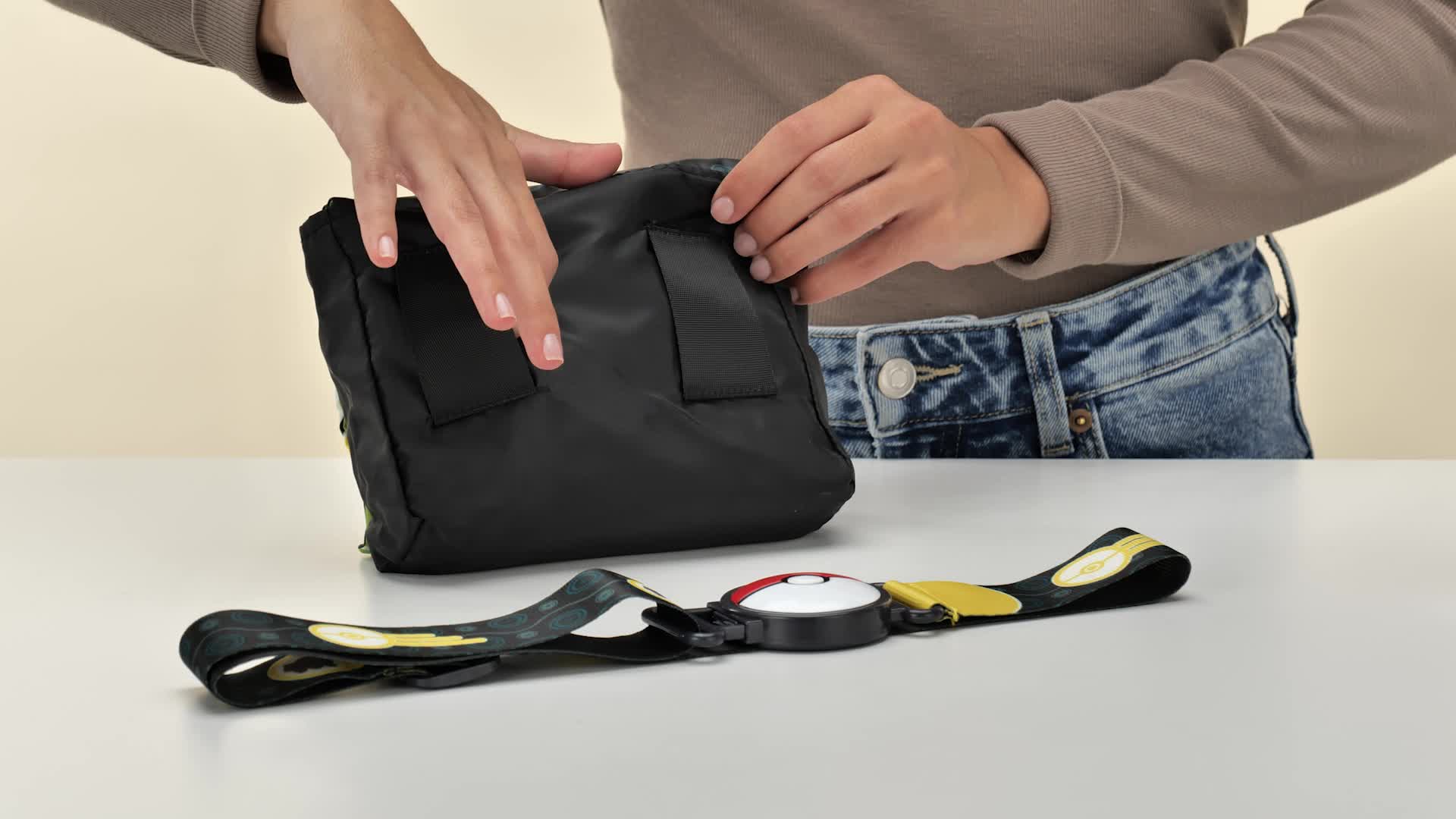 Bizak Borsa Tracolla Pokémon Arena Combat | Si Trasforma In Arena | Include 2 Pokeball E 1 Personaggio 5 Cm