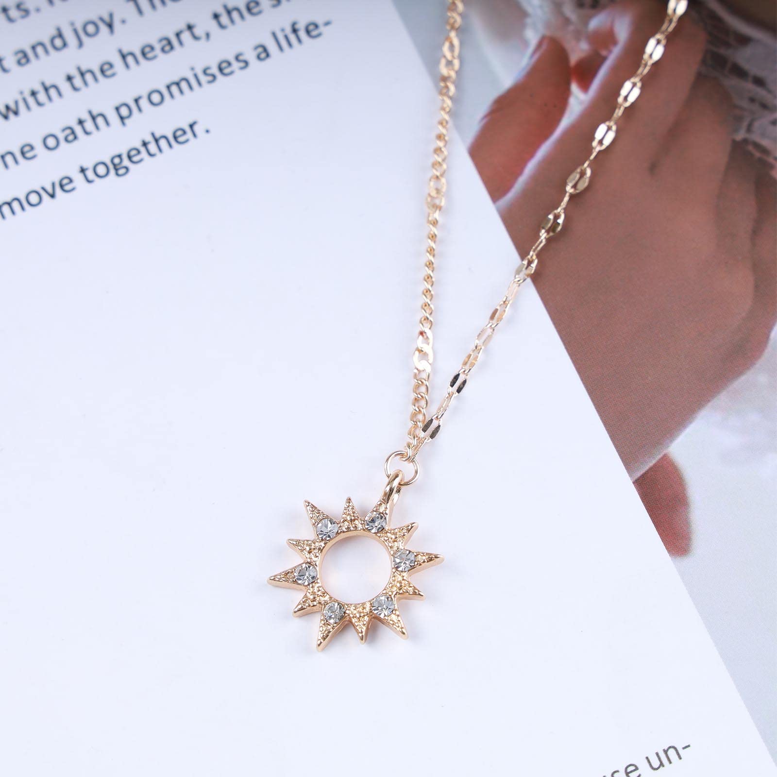 Collana con ciondolo in opale solare, delicata collana con pavé di diamanti a forma di castello, collana in opale solare ispirata agli anime in oro 14