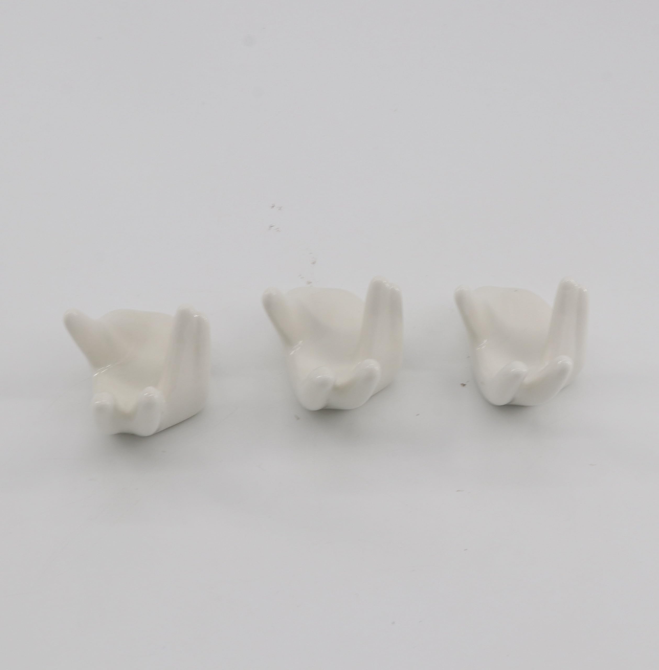 Pokinge 3Pcs Creative Ceramic Egg Holder,White Hand Shaped Egg Cup Easter Egg Display Stand Rack For Home Kitchen Decoration