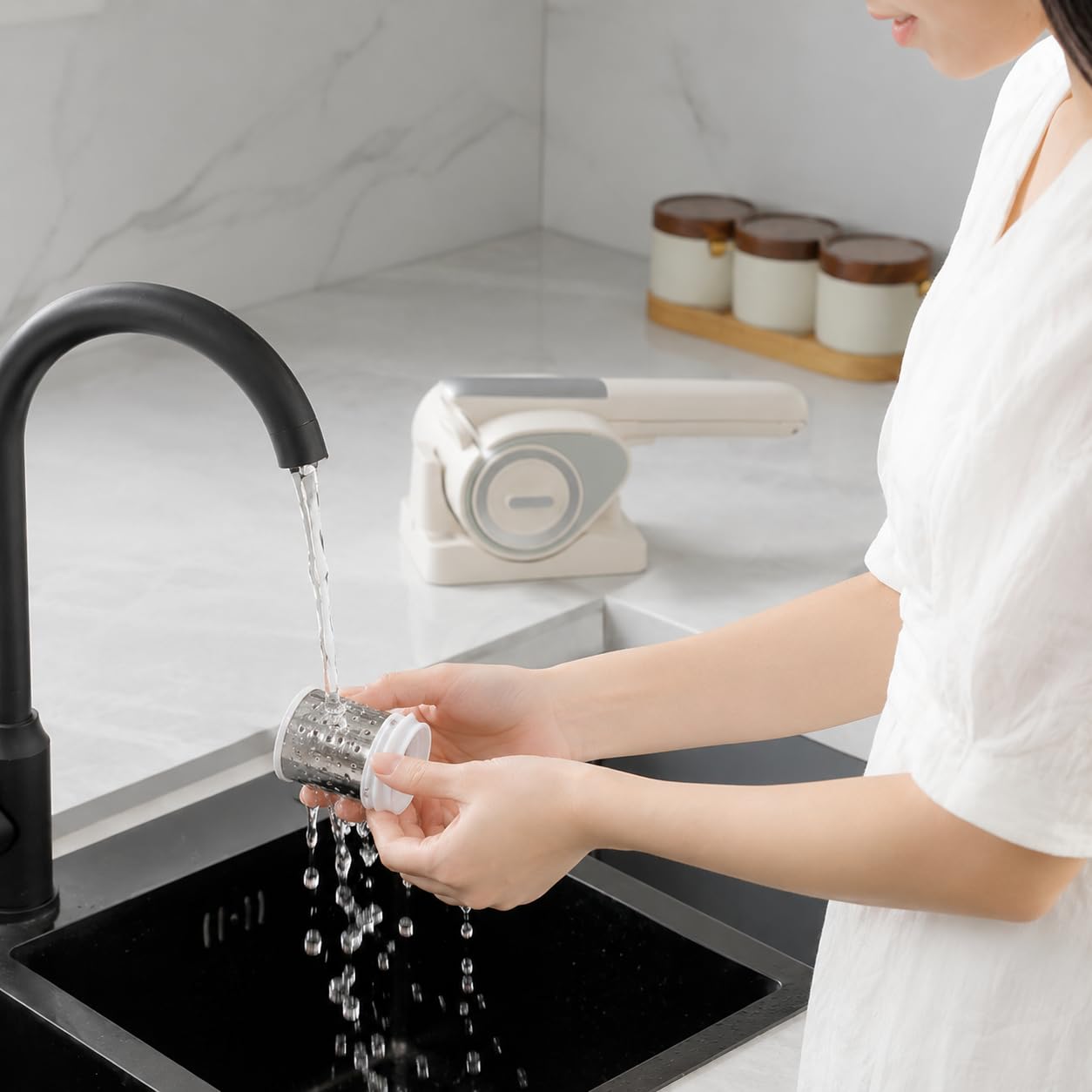 Grattugia elettrica senza fili con design portatile ricaricabile, include 2 tamburi rotanti per grattugiare formaggio, noci, cioccolato, rimovibile per una facile pulizia