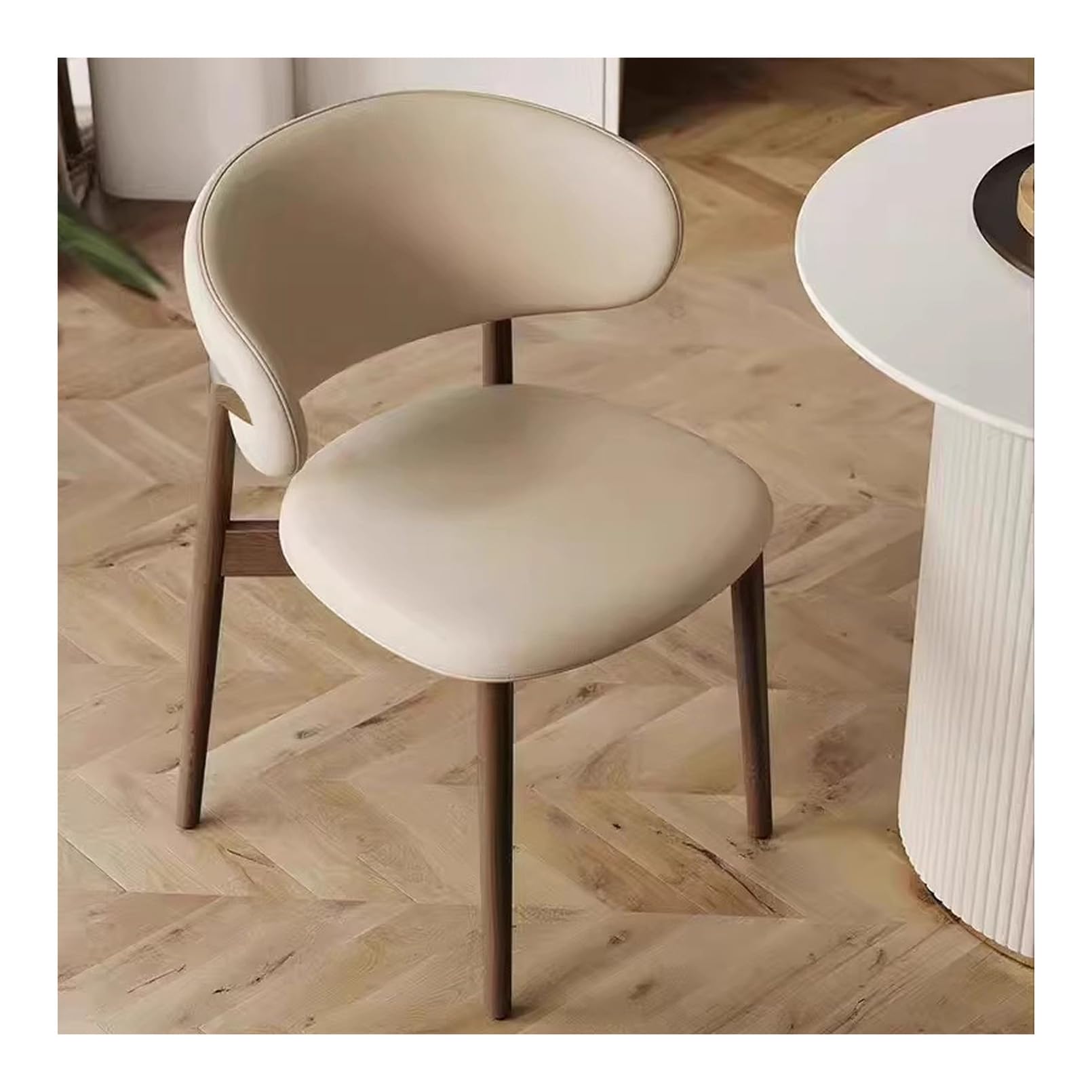 Chaise en cuir PU beige et pieds en bois au design épuré