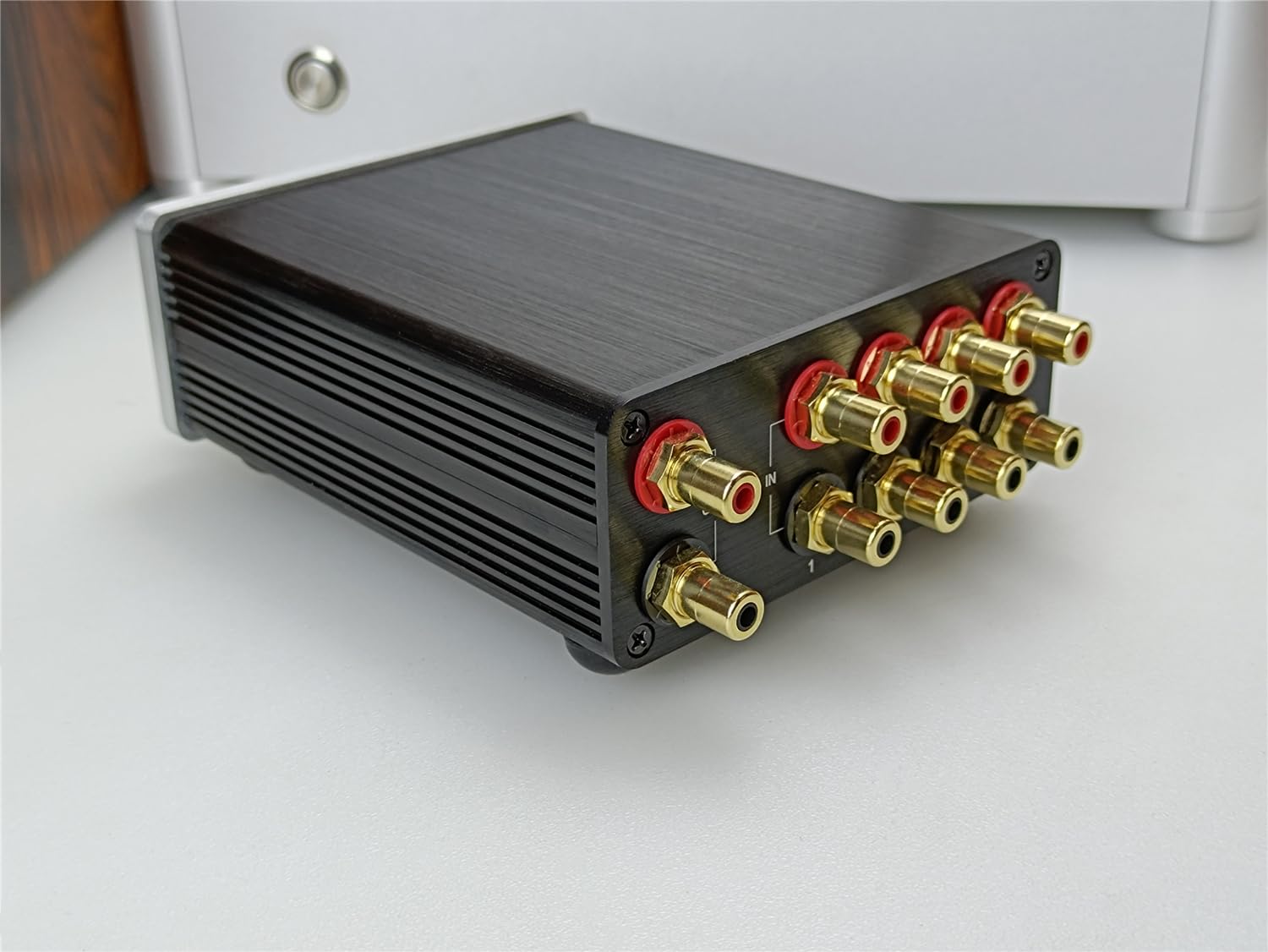 Interruptor de audio estéreo RCA de 4 vías, conmutador de fuente de señal de entrada, 4 entradas y 1 divisor de salida, caja selector pasiva (plata) S2