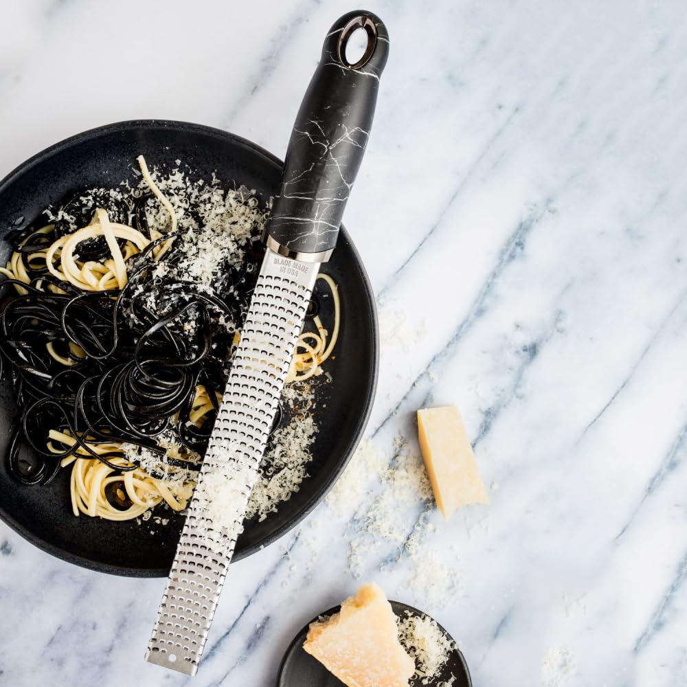 Microplane Grattugia Zester Black Marble Ideale per Agrumi, Formaggio a Pasta Dura, Zenzero, Cioccolato e Noce Moscata con Lama Fine - Made in USA