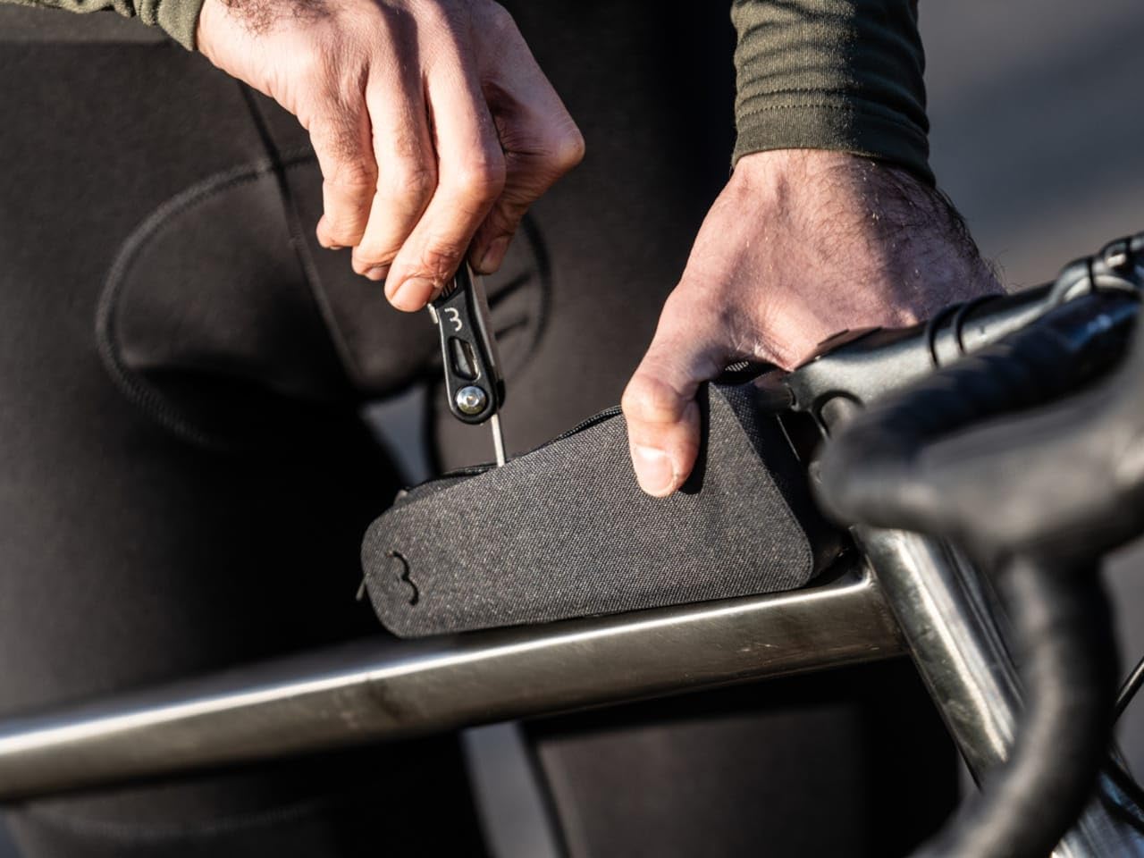 BBB Cycling Top Tube Bag I Bike Frame Bag Cycling I Water Resistant Bike Bag for Frame I Bikepacking Bicycle Frame Bag I SealTank M BSB-62M