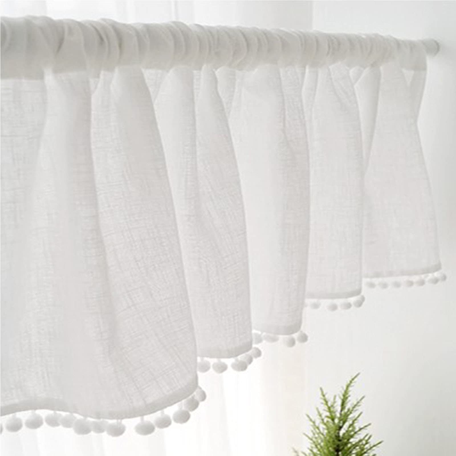 Petits rideaux blancs pour protéger l'intimité sans perdre la lumière du jour
