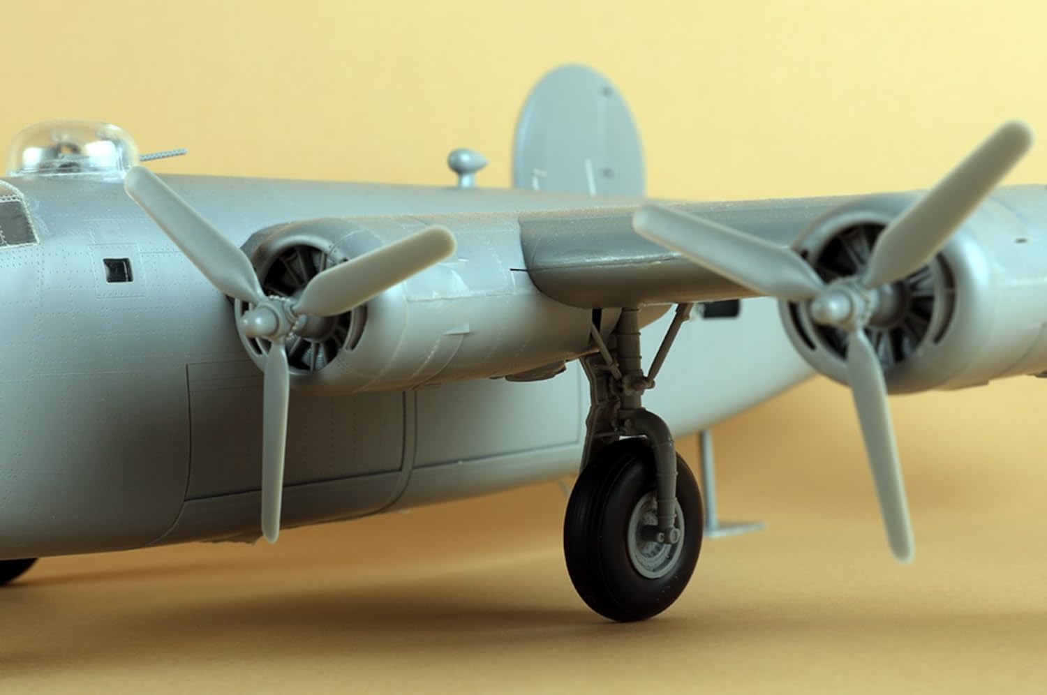 Hobby Boss 381774-1/48 B-24J Liberator - Maßstab 1:48