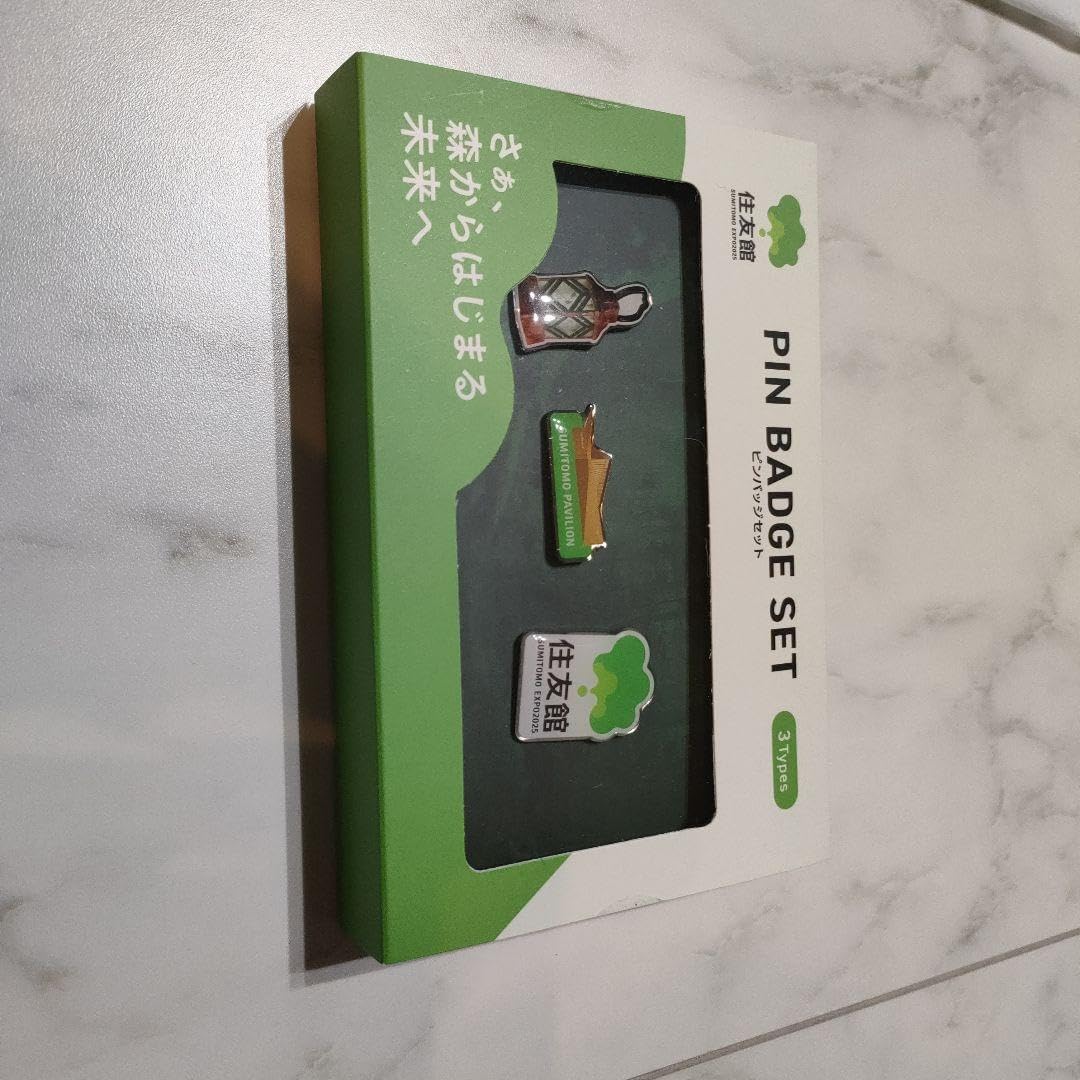 手に入れた万博「ミャクミャク」のピンバッジ、隣にいたのは…… 感動必至の“相棒”に「これは欲しすぎる」「かわいい」（1/5） | ホビー ねとらぼ 大阪万博 住友館 ピンバッジ Q