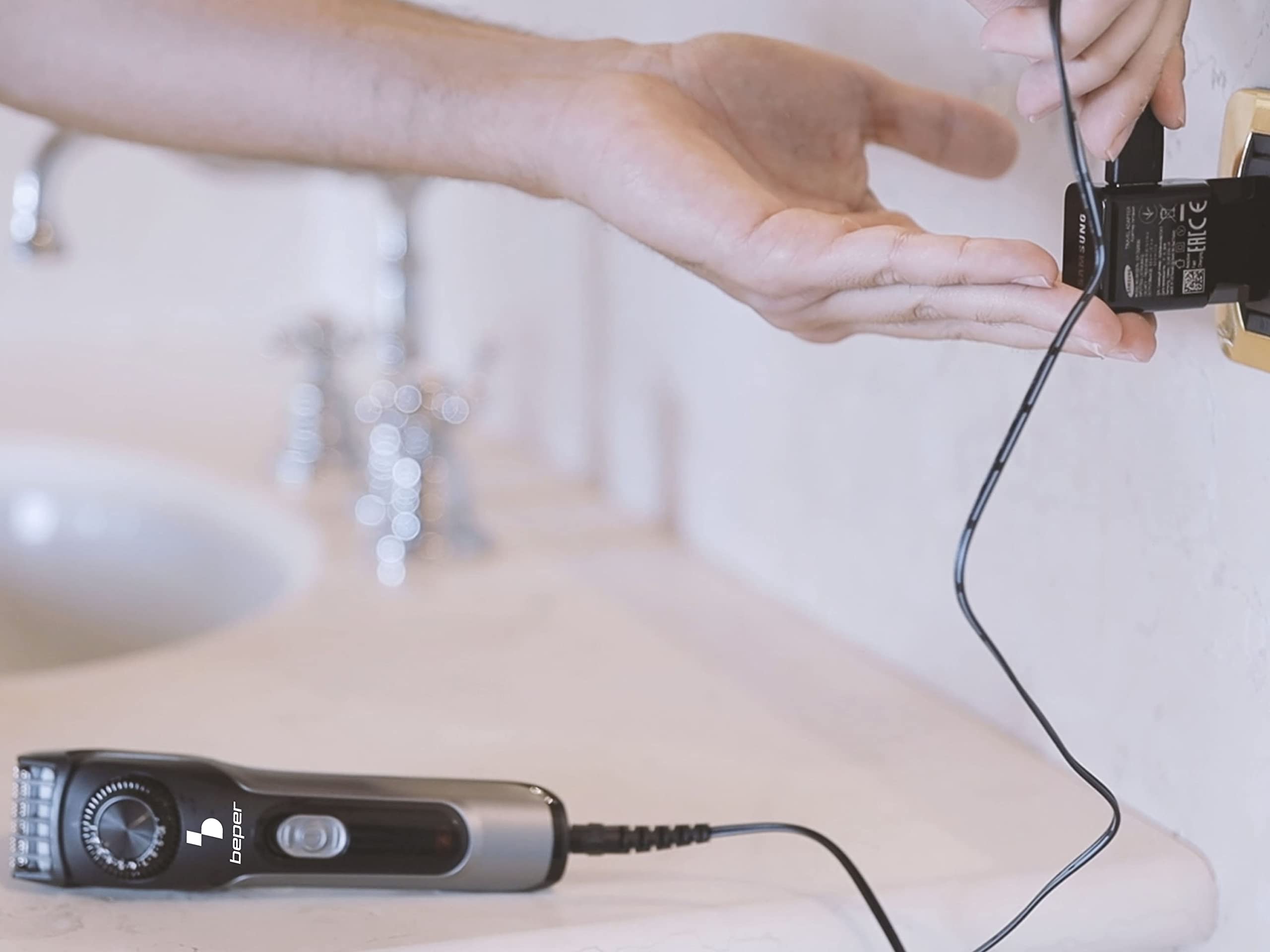Beper 40.332 - Regolabarba ricaricabile, adatto anche per capelli, lame rimovibili in acciaio inossidabile, 20 lunghezze, ricarica con cavo USB (adattatore da parete non incluso)