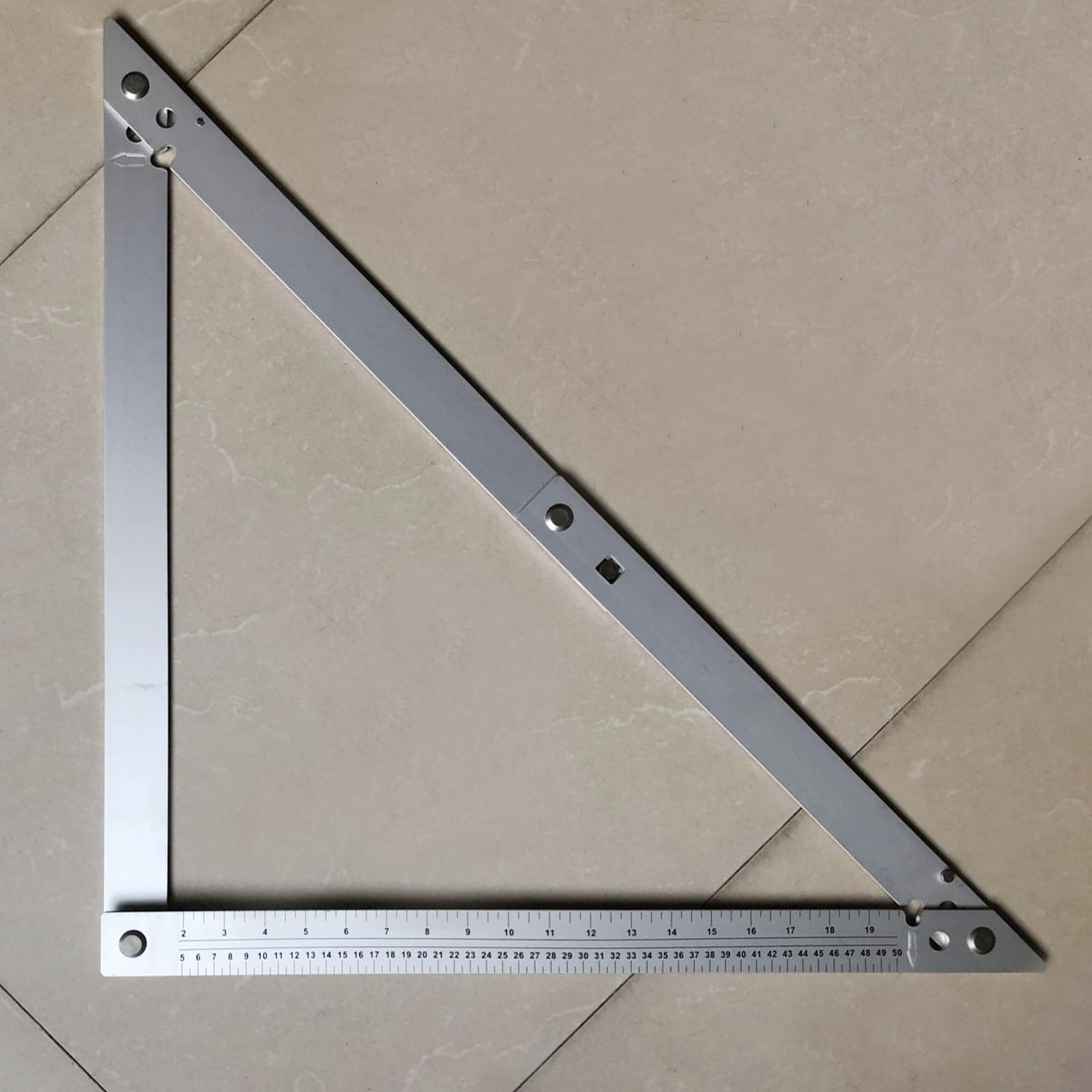 Équerre de charpentier multifonction CEIEVER pour charpentier 23,2 pouces - Équerre de butée multifonction pliable - Rapporteur d'angle triangulaire - Règle en alliage d'aluminium pour charpentier et