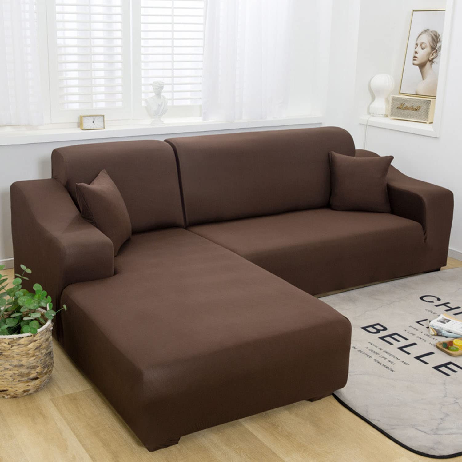 Housse de canapé extensible marron pour un salon chaleureux et protégé en famille