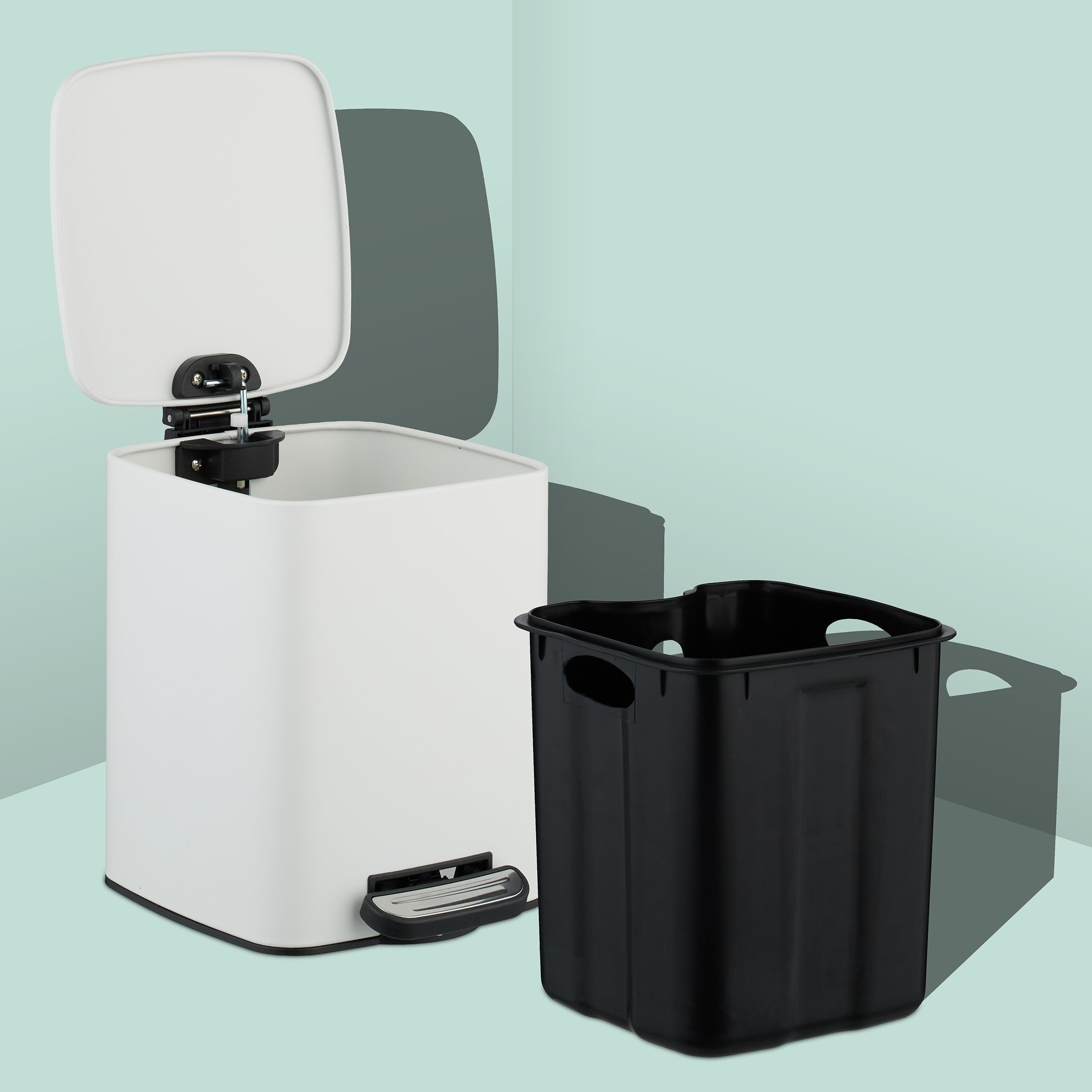 Relaxdays 6 L Pattumiera Bagno a Pedale, Cestino Interno Rimovibile, Coperchio Ammortizzato, Sacchetti Inclusi, Bianco, 70% Ferro 30% plastica