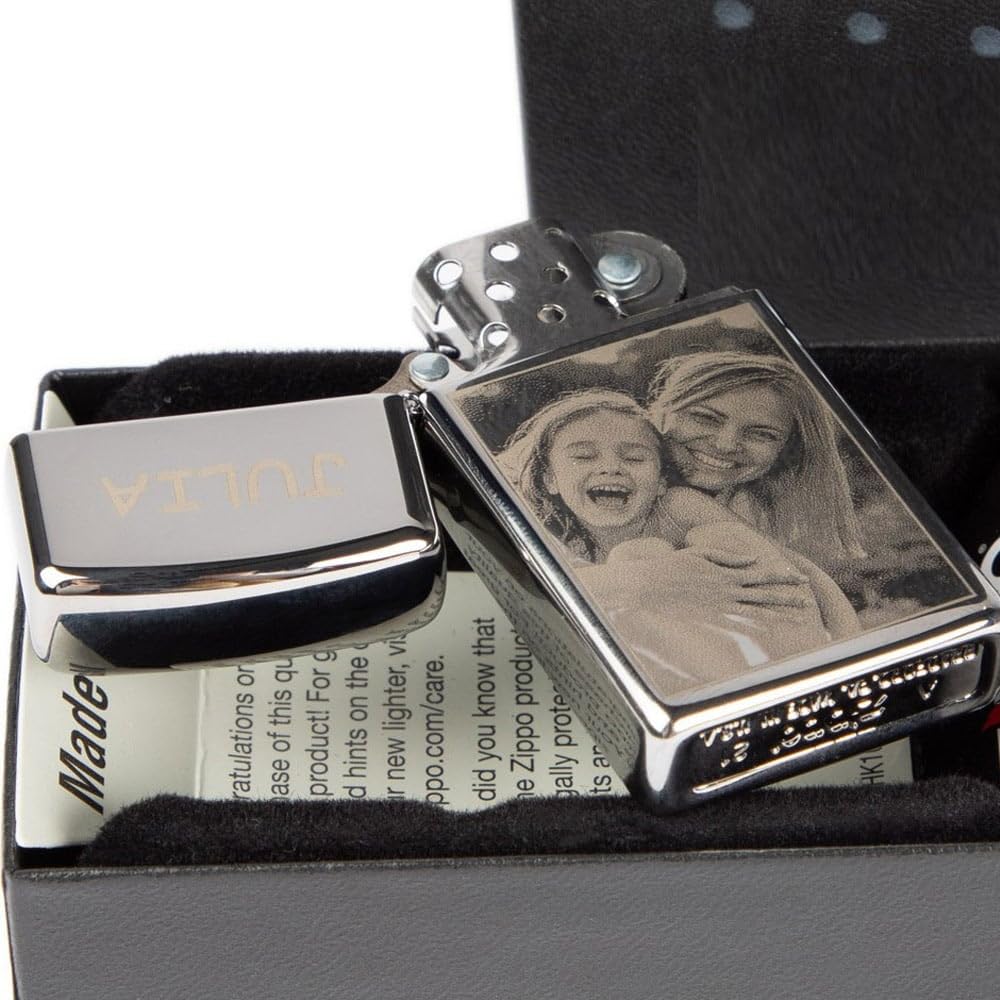Briquet personnalisé créé à l’Aide d’Un Briquet de la célèbre Marque argenté au Format Slim avec Gravure Photo et Texte