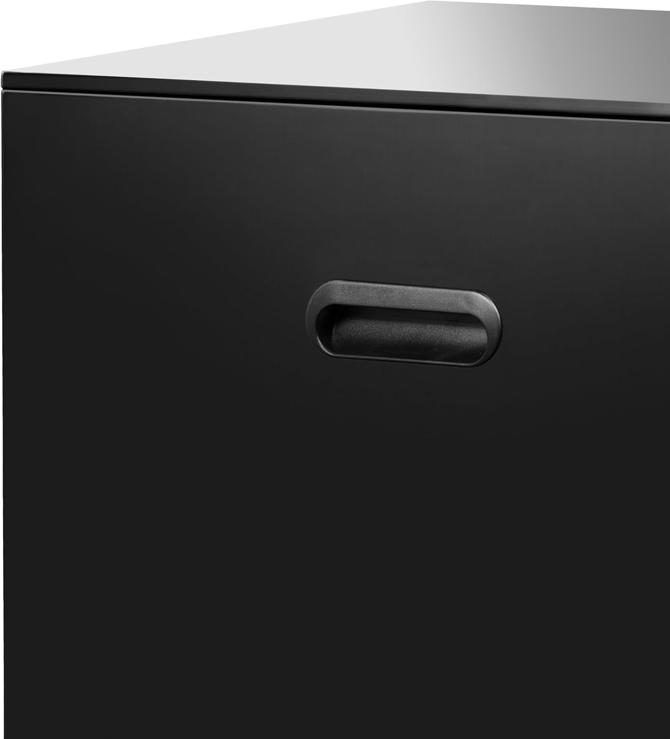 Pedyo-up view of the handle on the GGM Gastro DGSHB24 Food Dehydrator door.