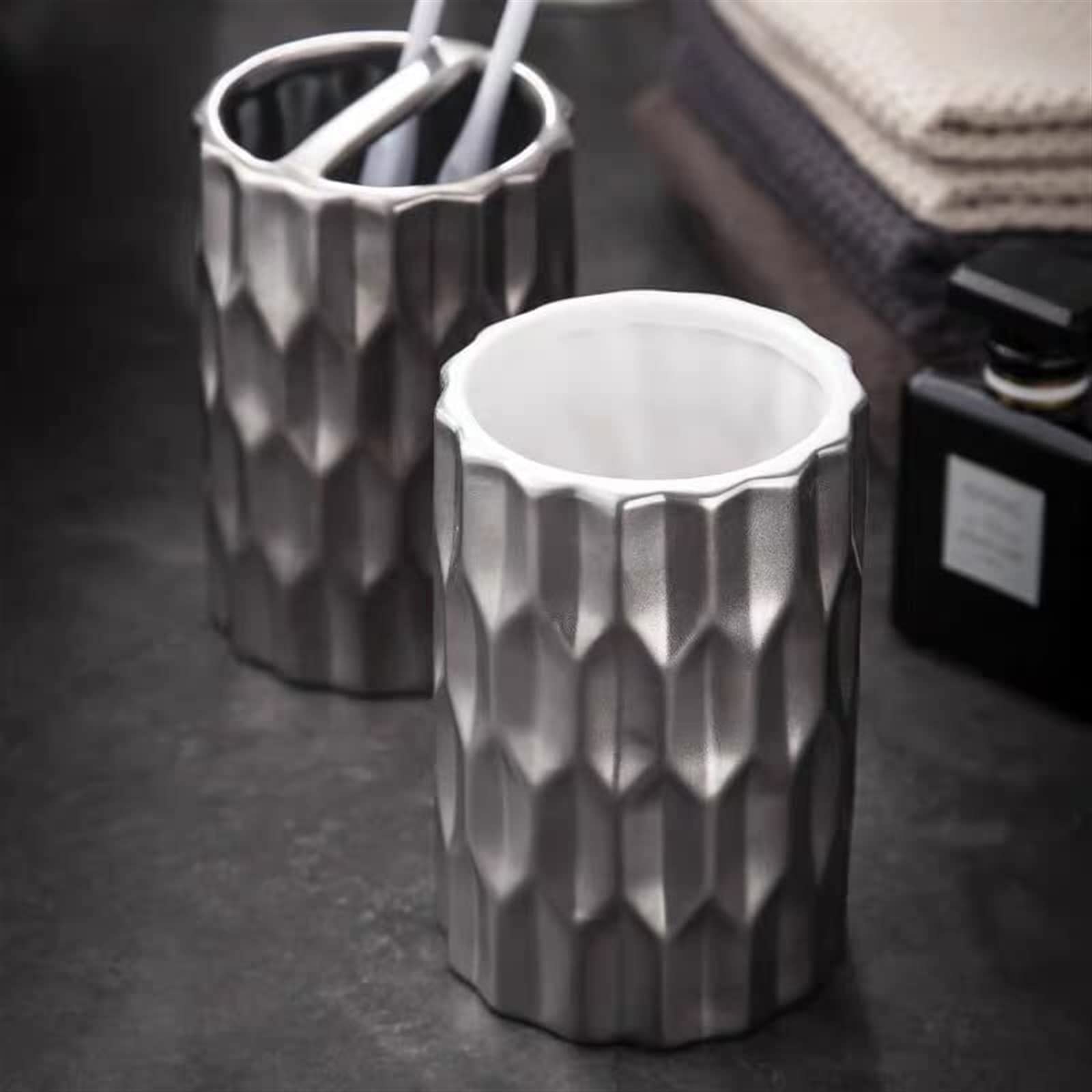 Set di biancheria da bagno in ceramica color argento, include portaspazzolino da denti, tazza e dispenser di sapone