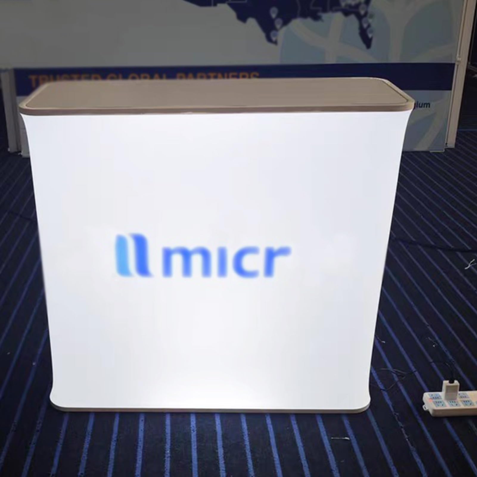 Messe Theke Empfangstheke Hebepodest-Messetheke mit LED-Licht, Individuell Anpassbarer Messestand für Ausstellungen, Tragbarer, Zusammenklappbarer Promotion-Thekenständer(Rectangular,1pc)