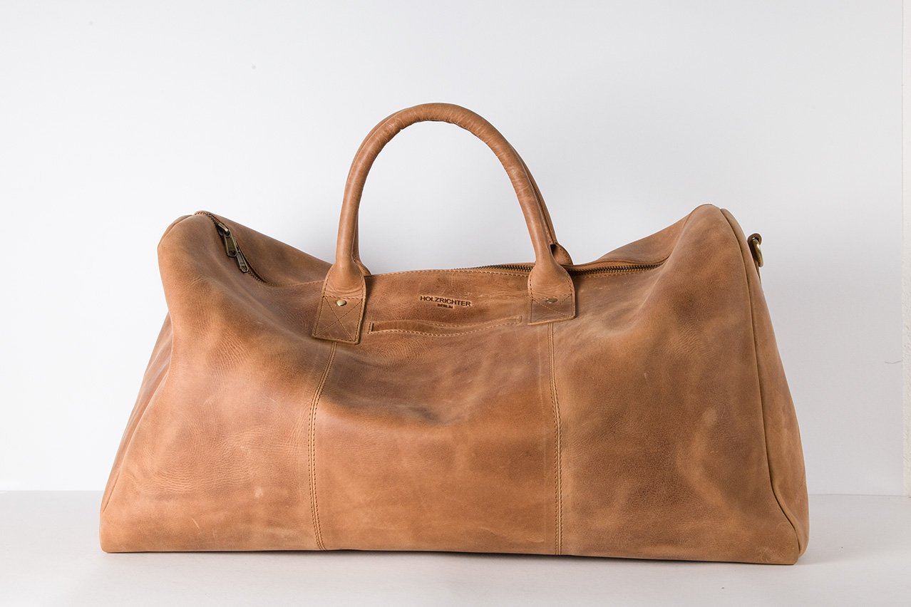 HOLZRICHTER Berlin - Weekender aus Leder für Herren (No 13-1), Reisetasche 31x56x26 cm, Handgefertigte Echtleder Umhängetasche mit Schultergurt, für Handgepäck, in Schwarz und Braun