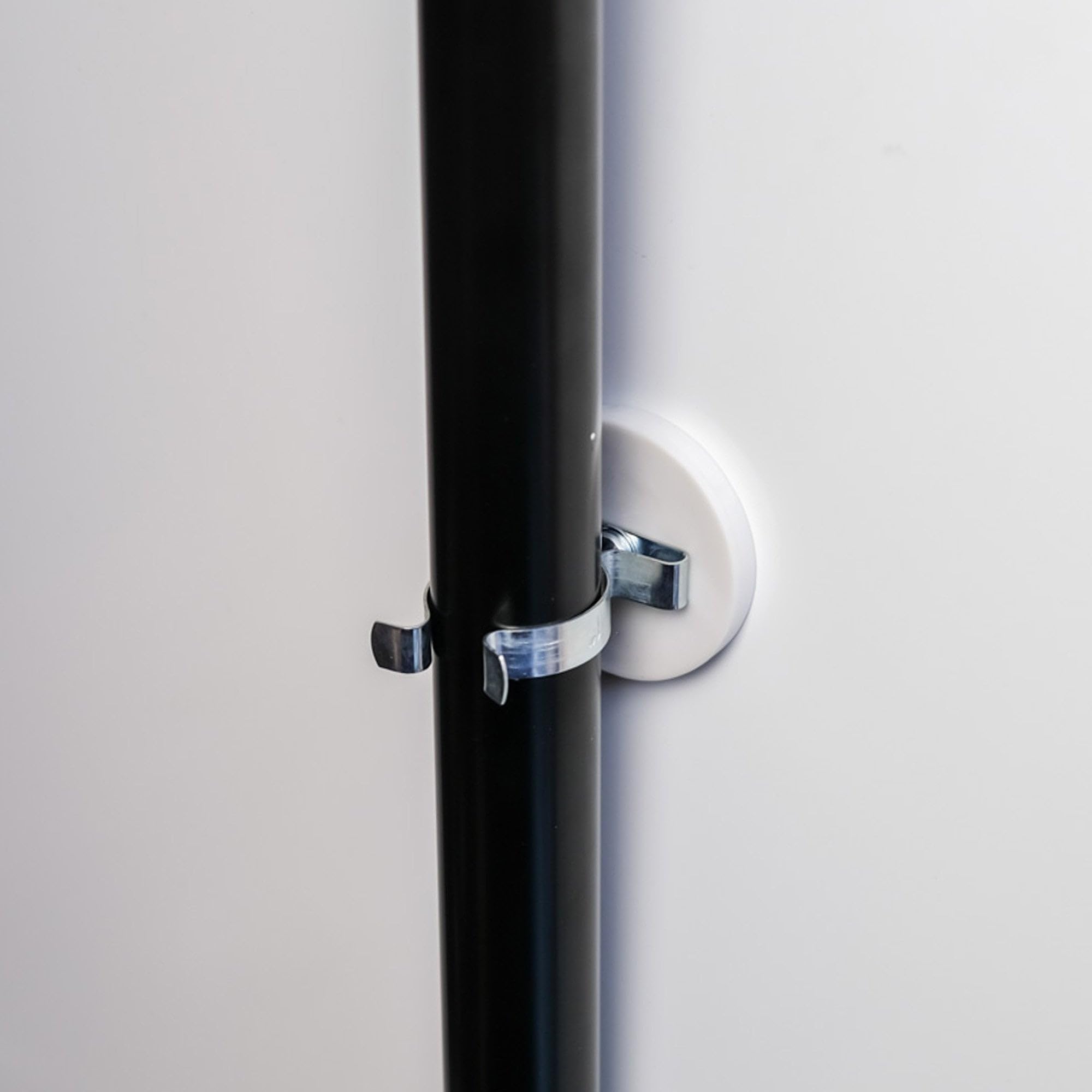 43 mm de diámetro x 6 mm de alto, recubierto de goma, imán de sujeción de cable con clip de rizo de 19 mm (blanco) – 8 kg de fuerza (paquete de 40)