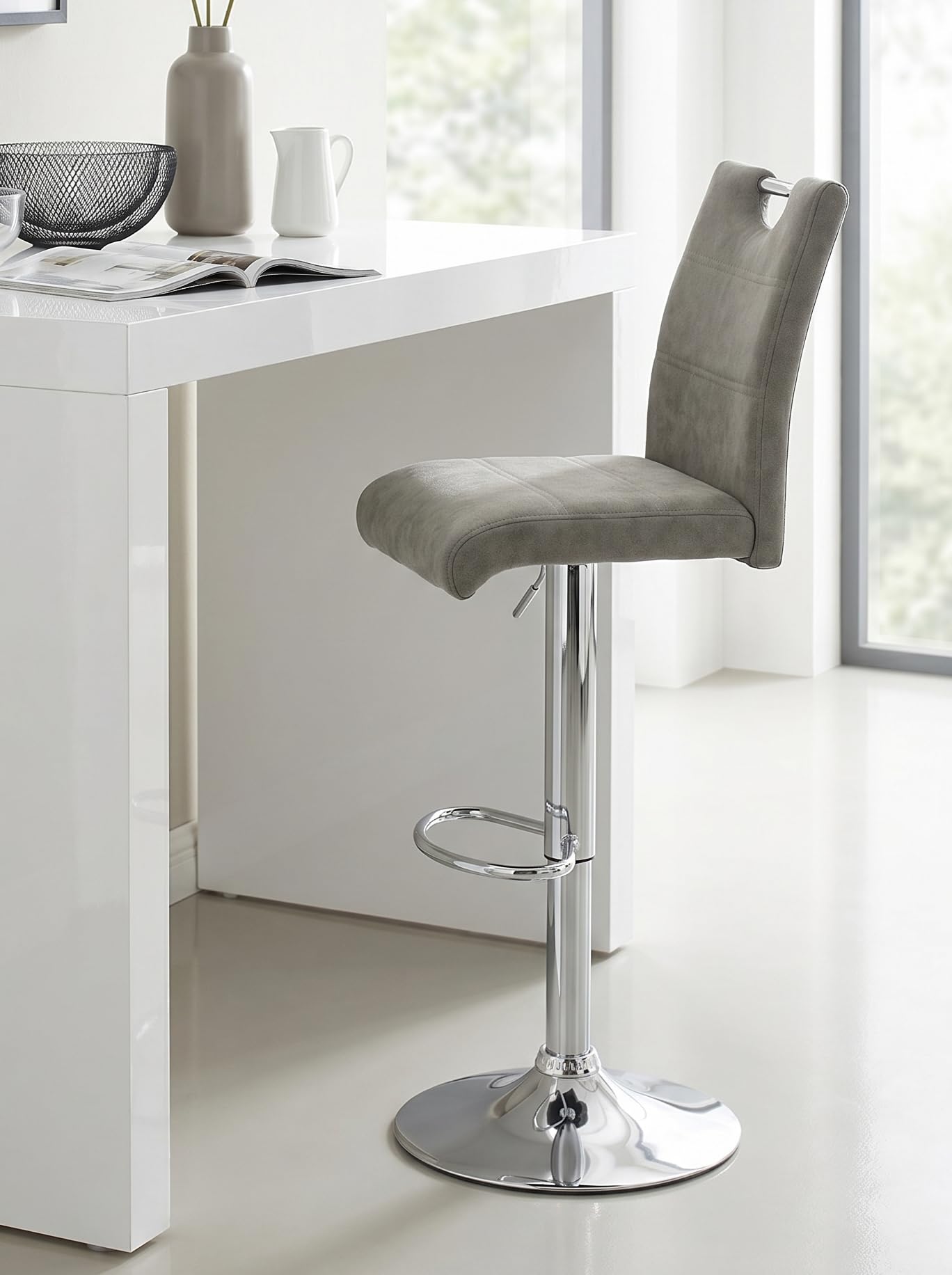 Hela Tische, Miranda - Set di 2 sgabelli da bar/bistrot, in microfibra di colore grigio, base a tromba girevole a 360° con funzione di sollevamento, seduta regolabile in altezza da 60 a 82 cm
