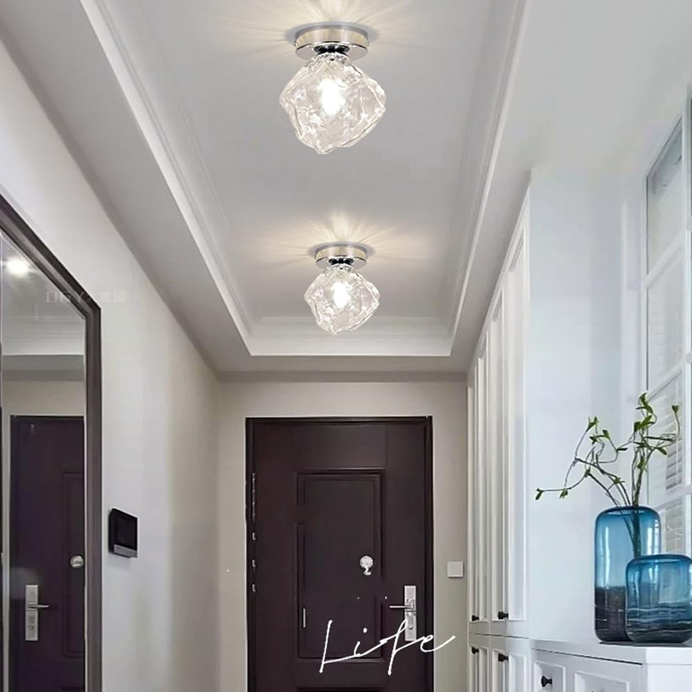 Nowoczesna lampa sufitowa z przezroczystego szkła, chromowane wykończenie w kolorze srebrnym, mały korytarz, wpuszczana sufit, nordyckie kostki lodu, wejście do szafy, ganku, korytarza