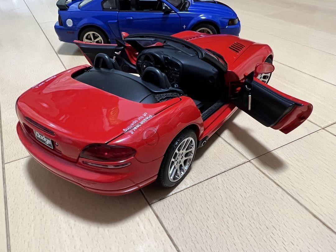 Amazon.co.jp: オートアート 118 ダッジ バイパー SRT-10 レッド  