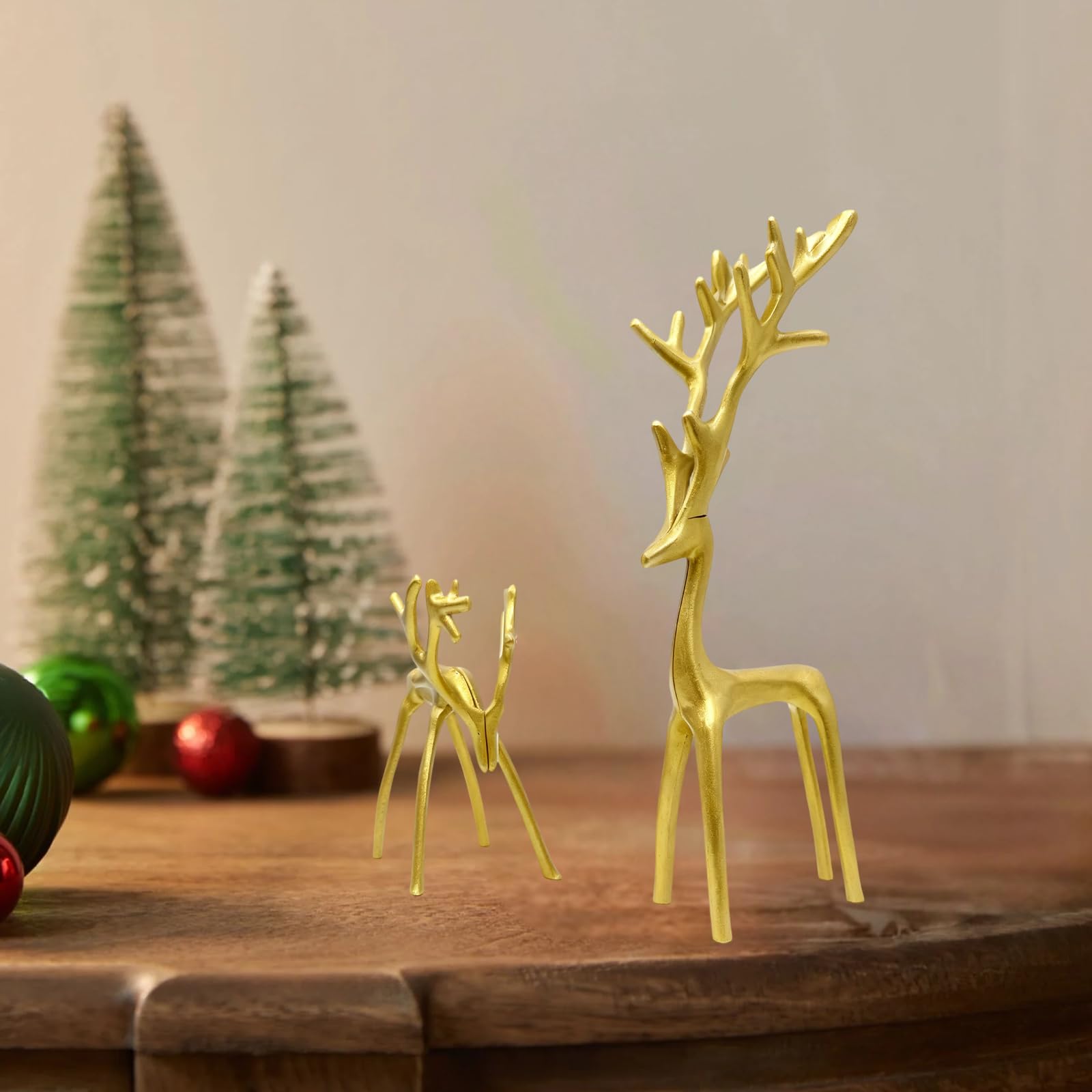 Juego de 2 decoraciones navideñas doradas, estatuas de reno, modernas figuras de Navidad de aleación de aluminio, elegantes adornos de mesa de Navidad para chimenea, sala de estar, dormitorio