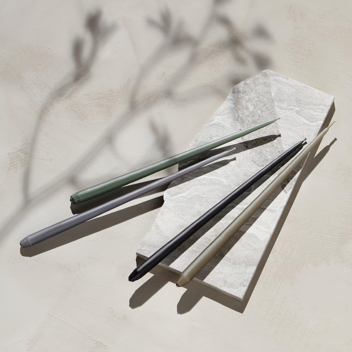 Stoff Nagel taper candles by Ester & Erik z wosku parafinowego w kolorze czarnym, czas palenia ok. 3,5 h, niekapiący, 6 sztuk, 36010
