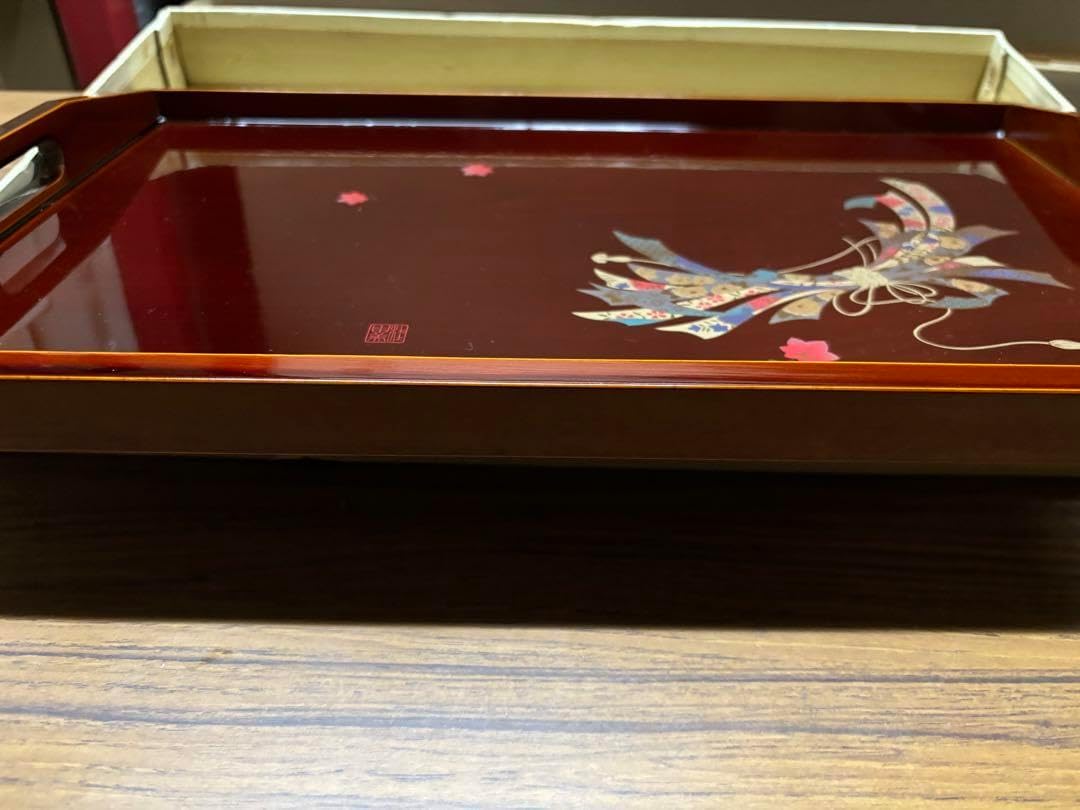 花模様の漆器 お盆 深い赤色 持ち手付き 長手盆 金粉