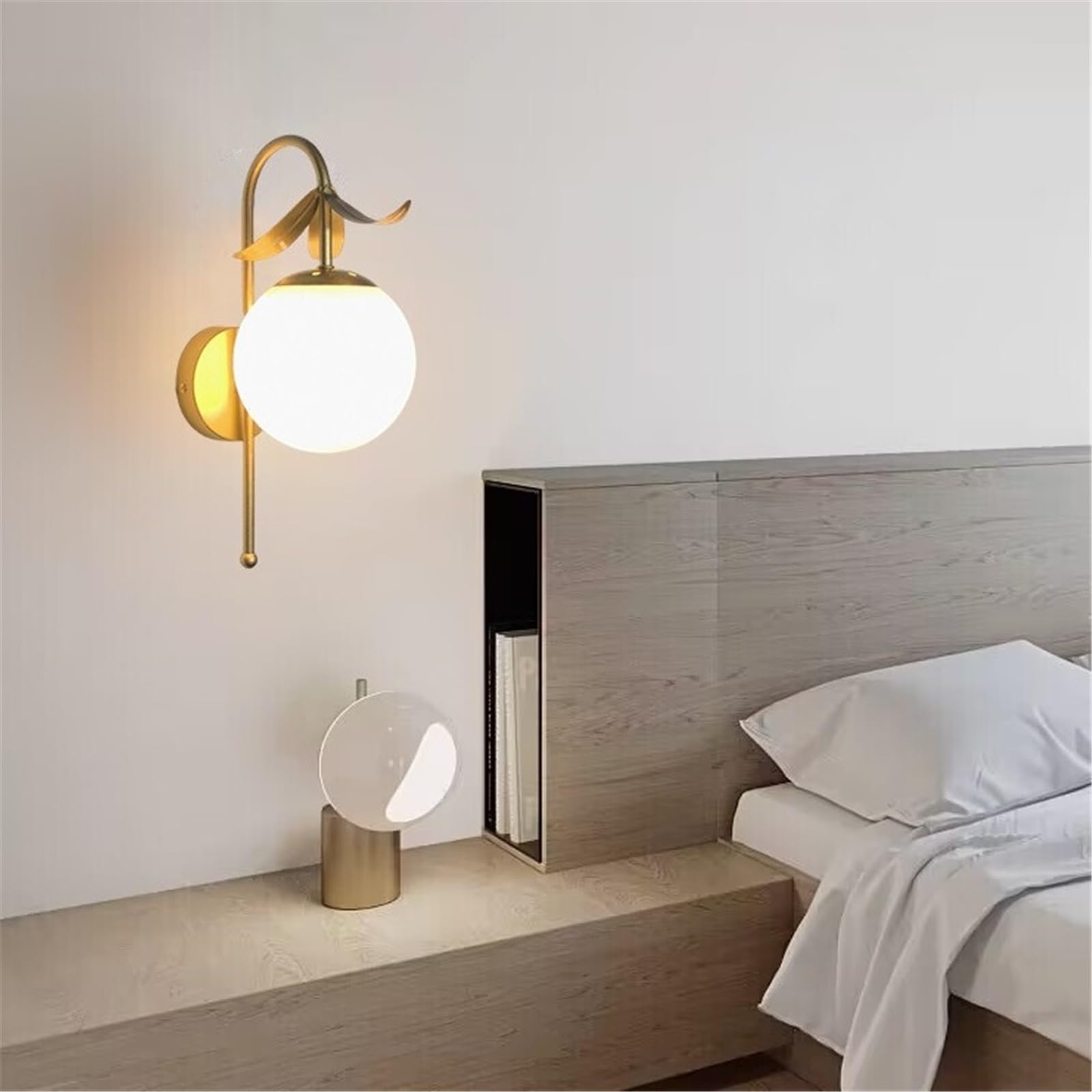 Applique Parete Lampada da parete in ferro foglia dorata, lampada in vetro globo, decorazione for interni Illuminazione Interni | Lampada da parete for camera da letto leggera e lussuosa con struttura in metallo floreale