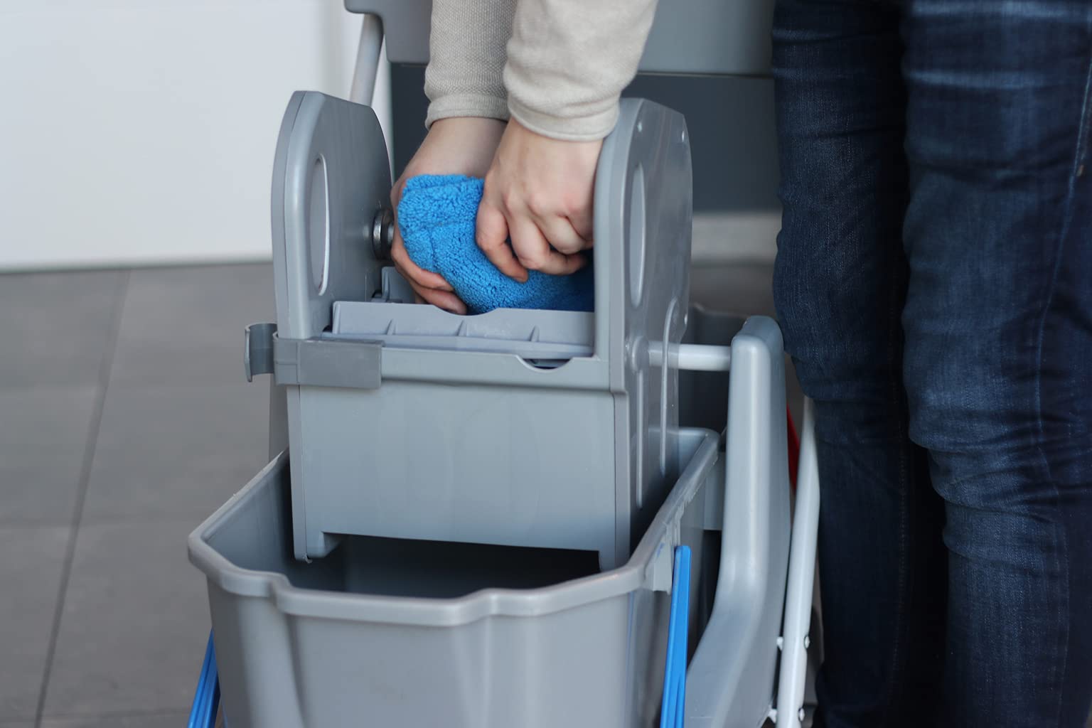 BELLANET Wischwagen, robuster Profi Hygiene- & Reinigungswagen mit Presse und 2 x 18 Liter Eimern - aus 50% Recycling-Material