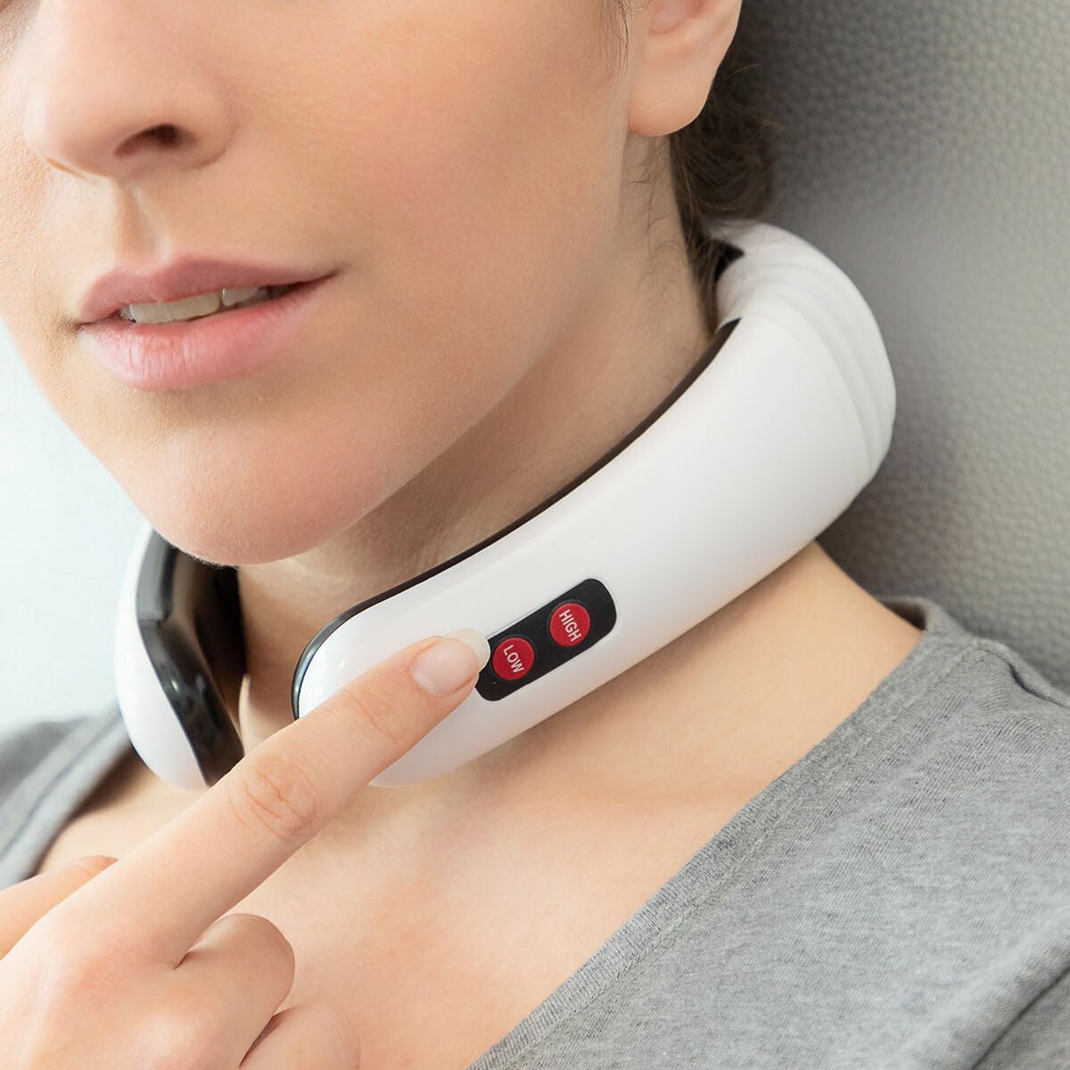 Masseur EMS Électrique pour Cou, Dos et Cervicales – 6 Modes, 16 Intensités, 2 Électrodes + 4 Patchs Conducteurs, Relaxation Musculaire Profonde, Basse Fréquence, Ergonomique, Blanc/Noir