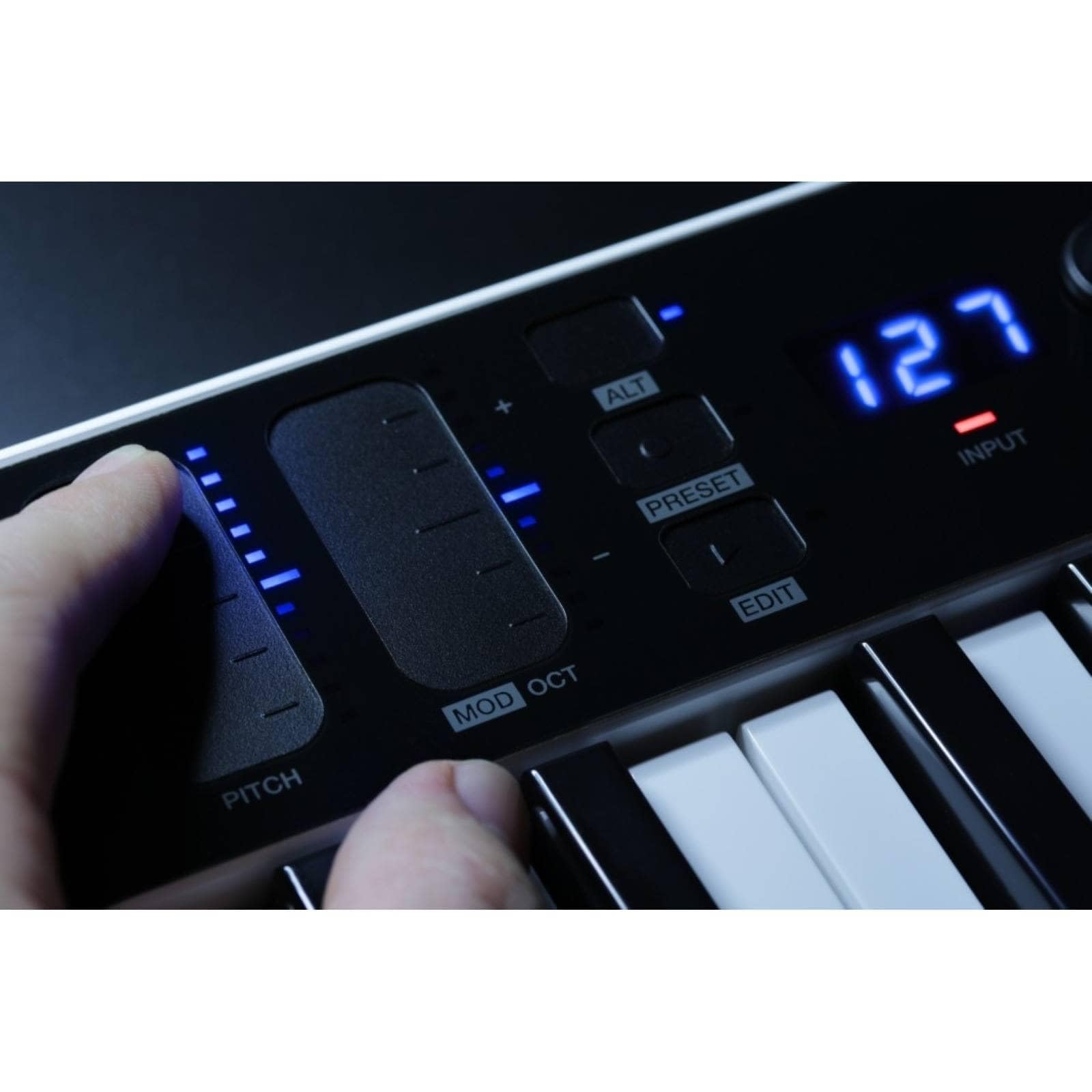 IK Multimedia iRig Keys I/O MIDI 25 Tastiera MIDI, Tastiera Piano Portatile per Mac, iPhone e iPad, 25 Tasti, 8 Pad, Stazione di Produzione Musicale, Software e Applicazioni Inclusi, Nero/Bianco