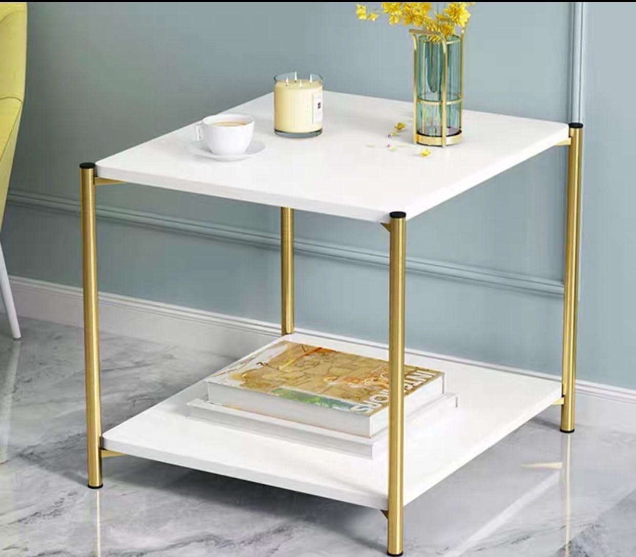 Table carrée double DM métal pour un salon chaleureux et ordonné