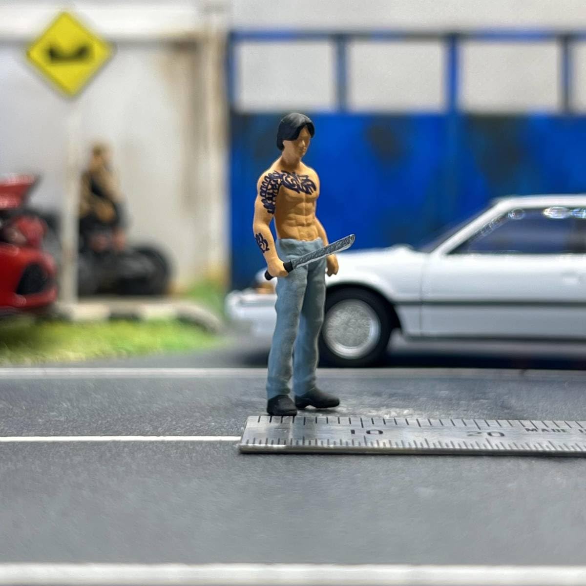 Amazon | 1/64 スケール ナタを持った刺青が入った男性 893 フィギュア
