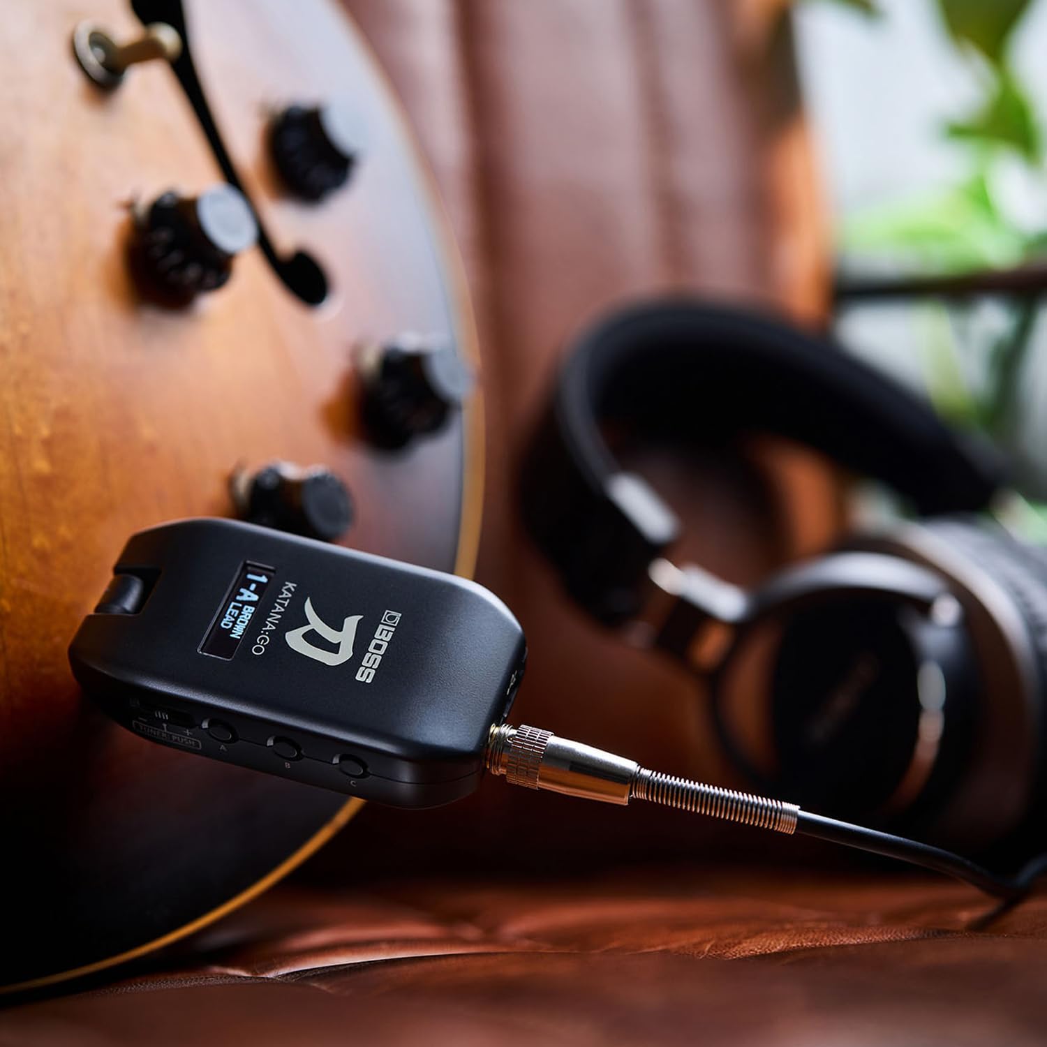 Boss Katana GO Amp Plug Kopfhörer-Verstärker + Audiofly Premium In-Ear Ohrhörer