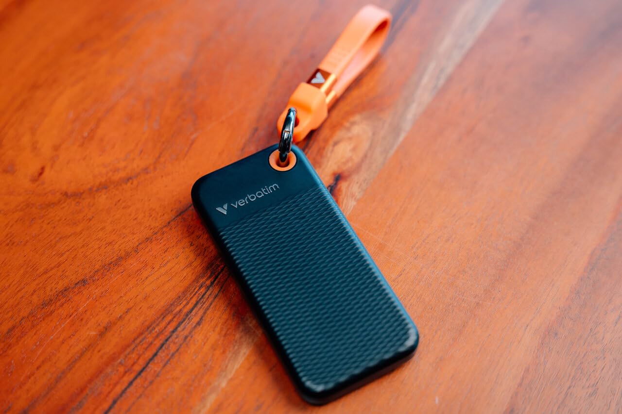 Verbatim Pocket SSD 256 GB, SSD esterno USB 3.2 Gen 2, fino a 1000 MB/s di lettura e scrittura, disco rigido portatile per PC, Mac e console, nero/arancione