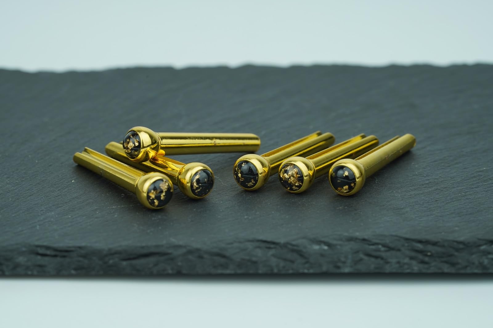 Guyker Gitarrenstegstifte, 6 Stück Messingstifte Endpin mit Goldfolienmuster für 6 Saiten Akustikgitarre Folk-Gitarren-Nagelklammern feste Kegel Ersatzteile 1 Set (GX-002)