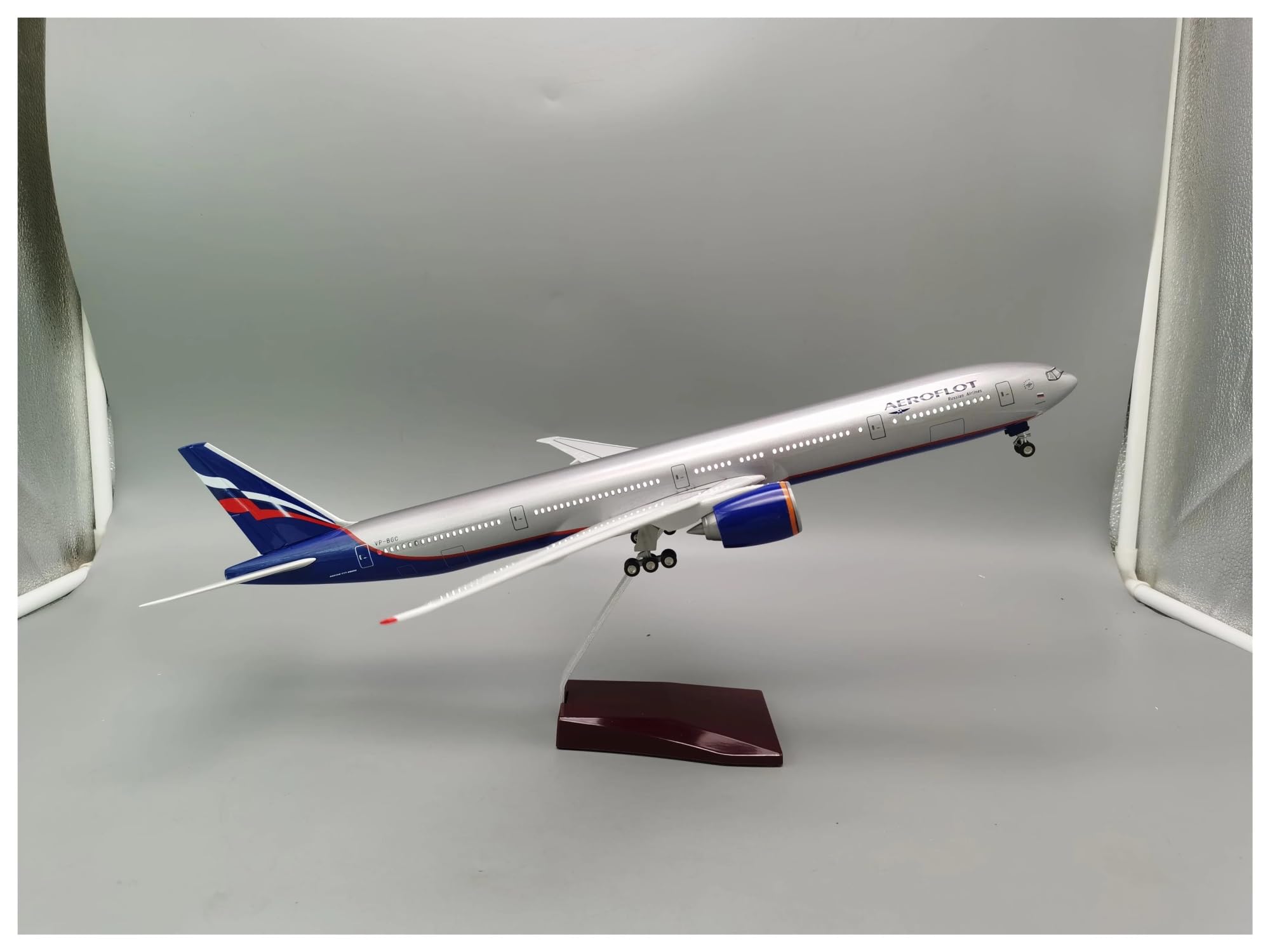Modellino di Aerei in Piccola Scala 1/157 per la Russia B777 Modello di Aeromobili in Lega di Compagnie Aeree 47CM con Kit di Costruzione di Modello di Decorazione della Camera da Letto con Luce e