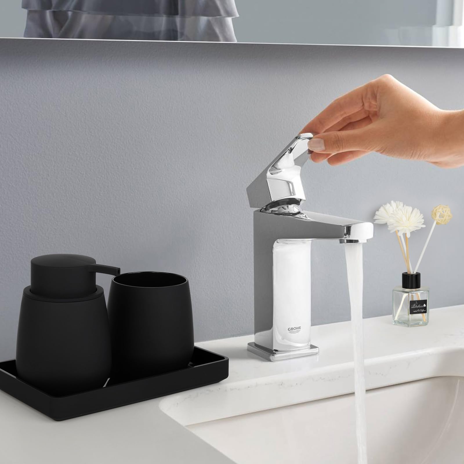 Ensemble Accessoire Salle de Bain Noir, Decoration Salle de Bain avec Distributeur Savon, Porte-Brosse à Dents, Poubelle, Brosse WC et Support, Plateau (Noir)
