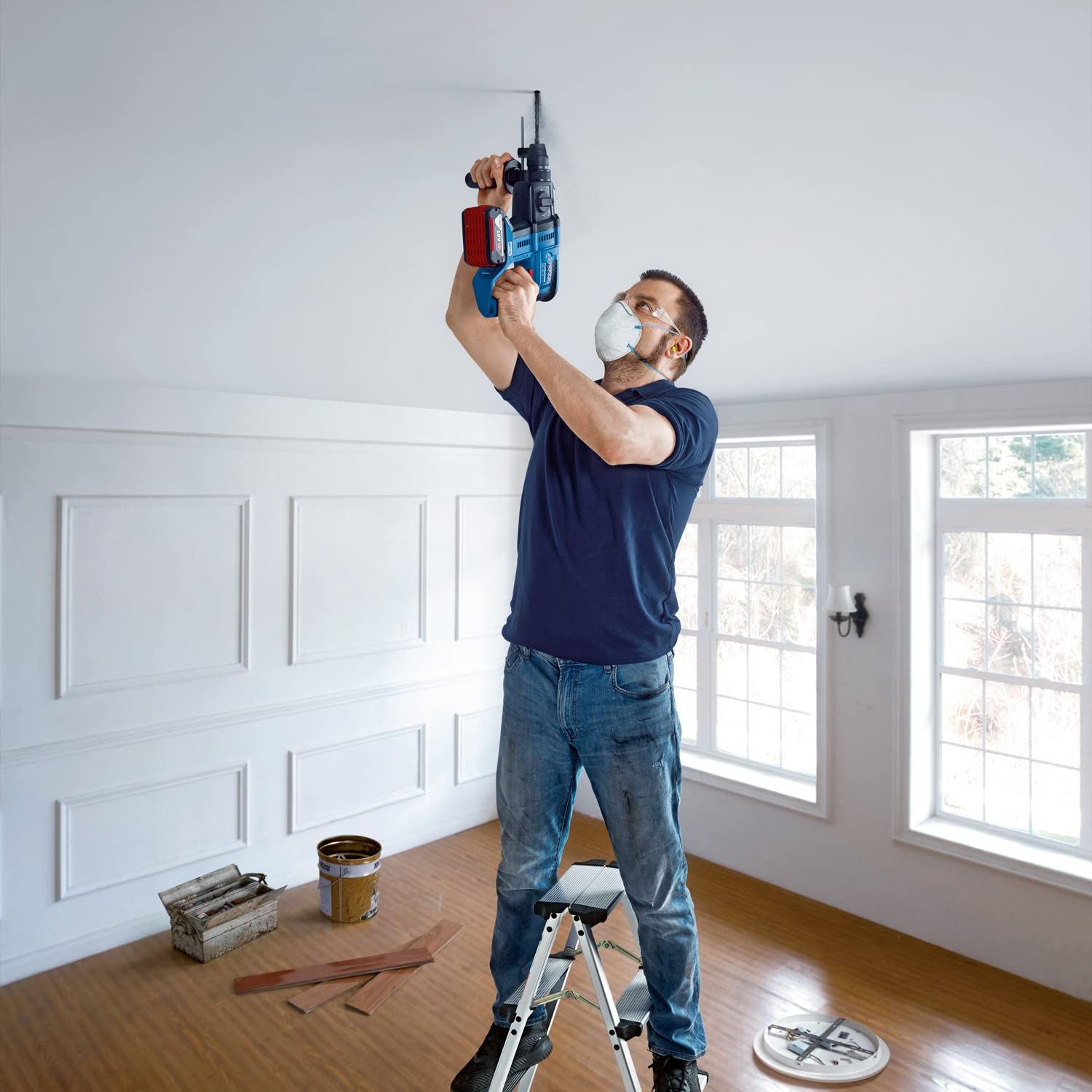Bosch Professional System profesjonalny 18 V firmy : akumulatorowy młot udarowo-obrotowy GBH 18V-21 (maks. energia udaru 2 J, 2 akumulatory GBA 18V 4.0Ah + ładowarka GAL 18V-40, walizka L-BOXX 136)