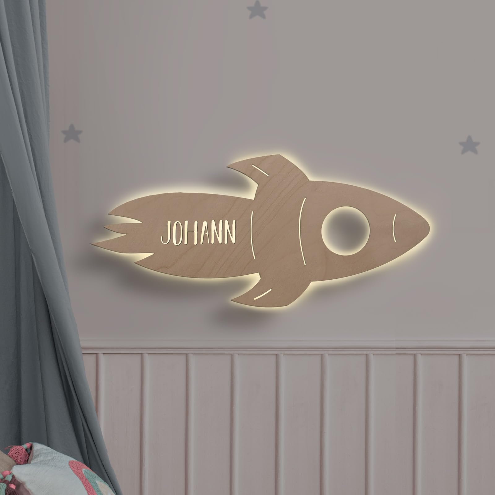 hellomini Personalisierbares LED-Nachtlicht mit Name für Kinder & Babys | Holz-Wandlampe | Schlummerlicht mit Motivwahl – Geschenk zur Geburt & Taufe (Rudi die Rakete)